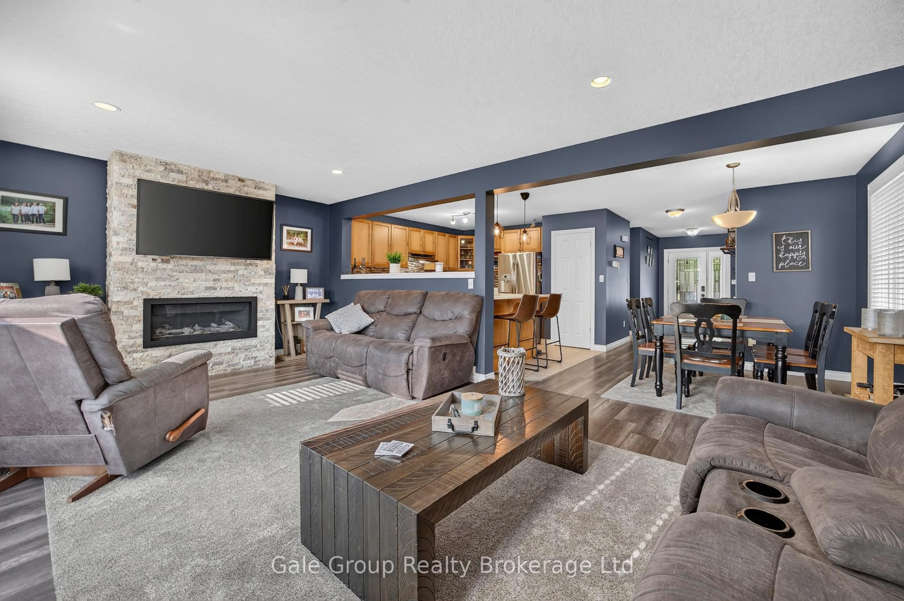 Living room with furniture, ceramic/tile floor for 507 HUMMINGBIRD Cres, Woodstock Ontario N4T 1V9
