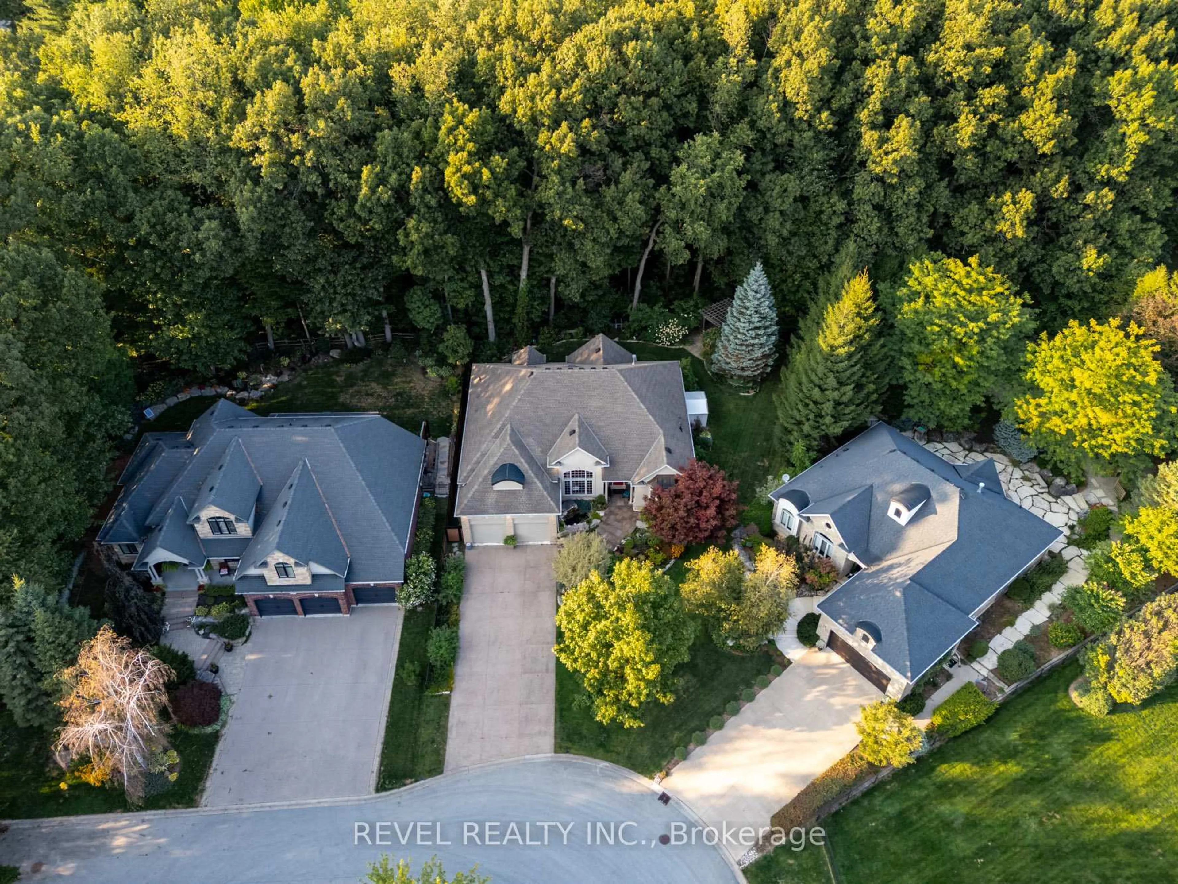 A pic from outside/outdoor area/front of a property/back of a property/a pic from drone, unknown for 15 Mansfield Dr, Pelham Ontario L0S 1C0