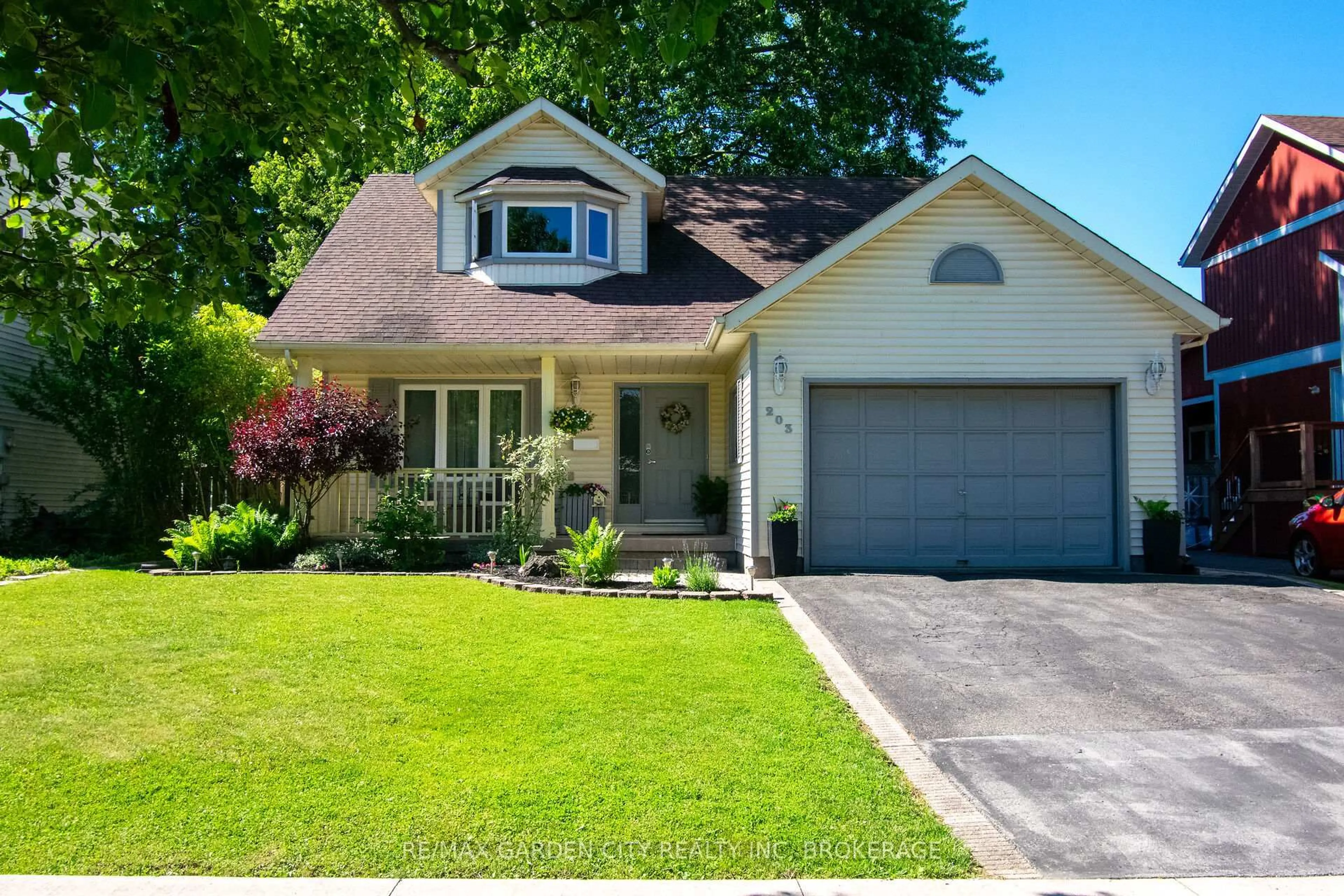 Home with vinyl exterior material, street for 203 LEASIDE Dr, Welland Ontario L3C 6N4