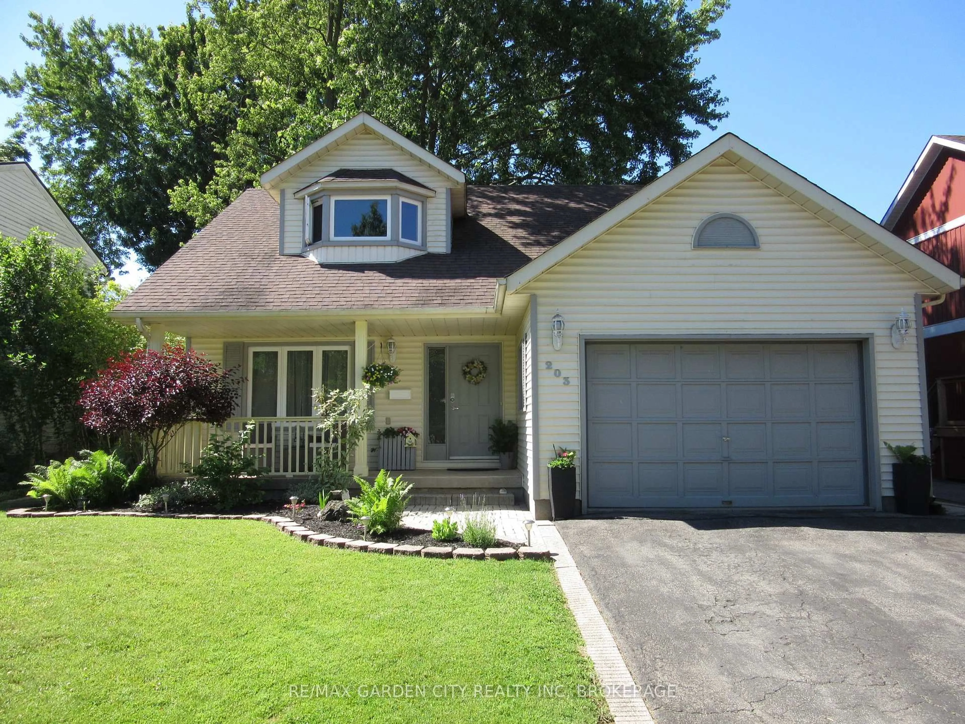 Home with vinyl exterior material, street for 203 LEASIDE Dr, Welland Ontario L3C 6N4