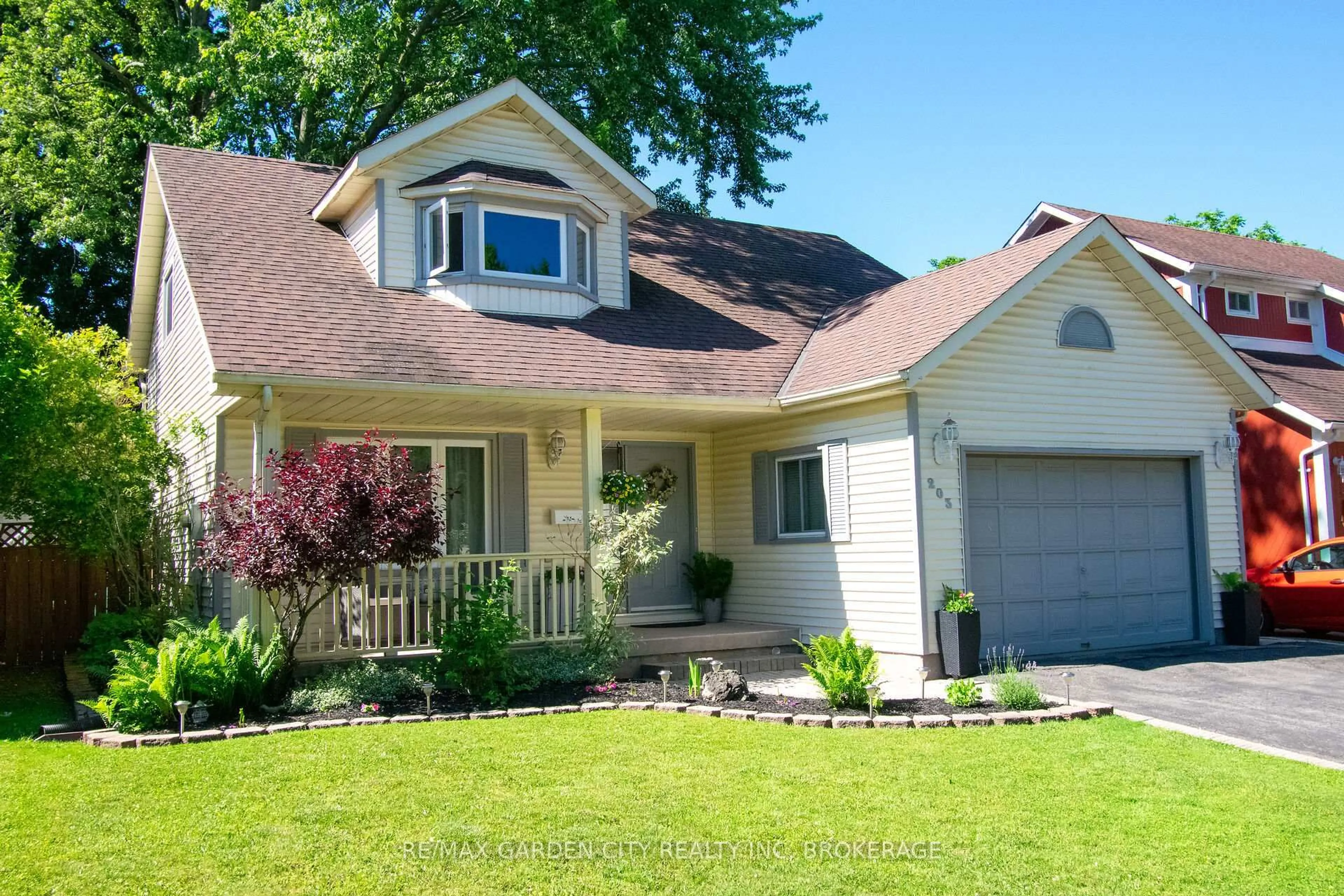 Home with vinyl exterior material, street for 203 LEASIDE Dr, Welland Ontario L3C 6N4