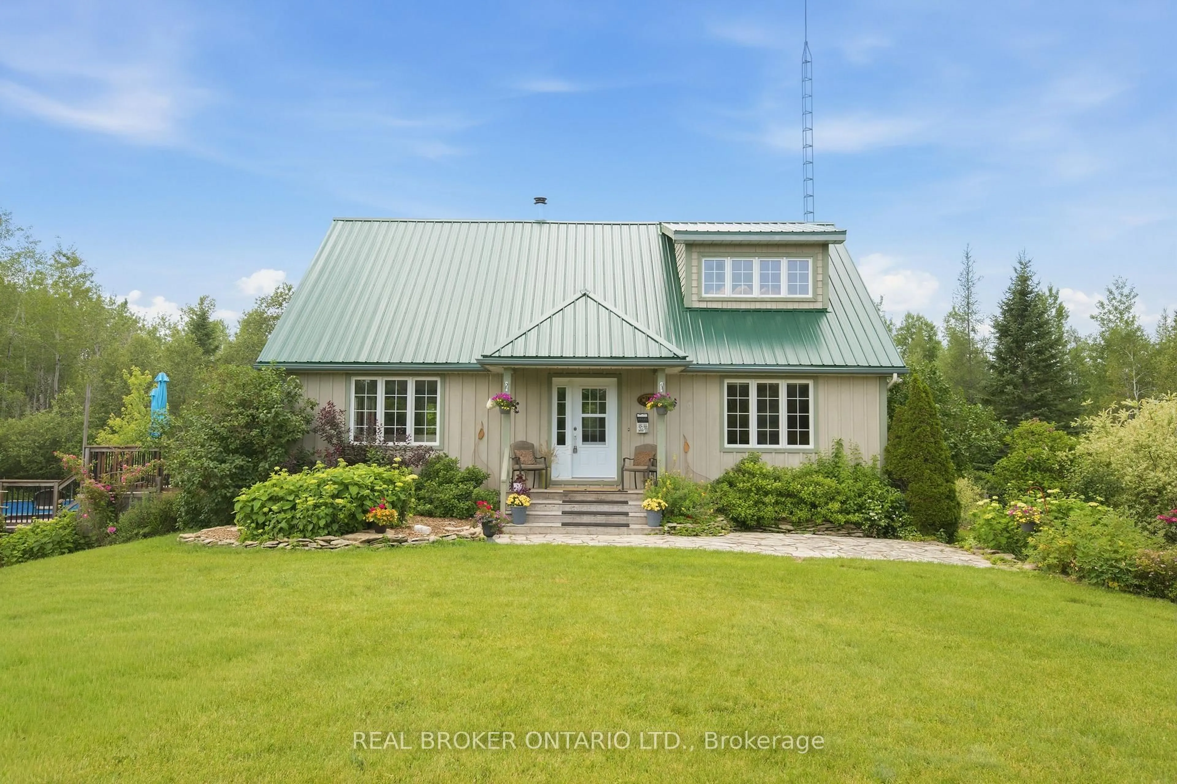 A pic from outside/outdoor area/front of a property/back of a property/a pic from drone, building for 7198 Harnett Rd, North Gower Ontario K0A 2T0