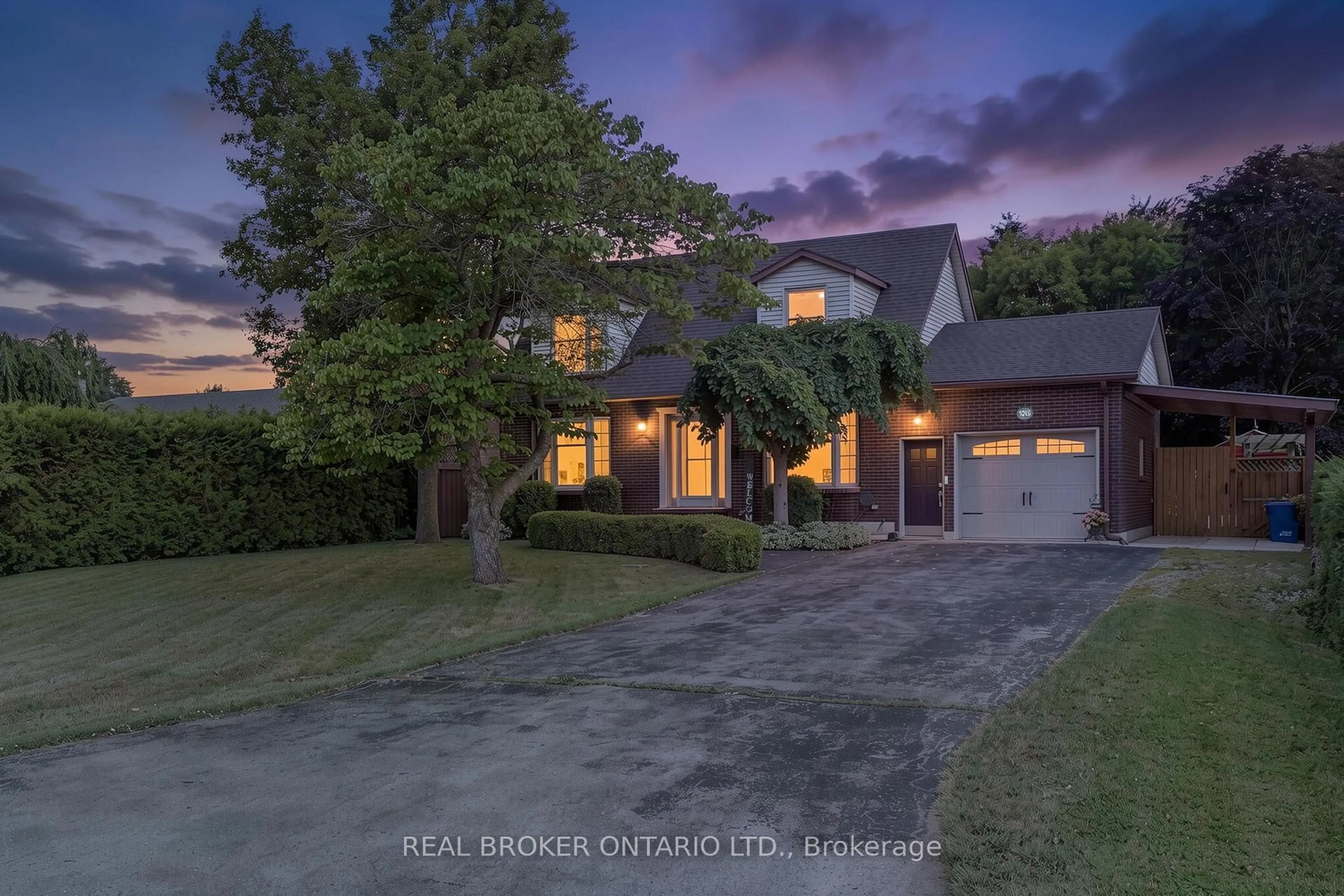 A pic from outside/outdoor area/front of a property/back of a property/a pic from drone, street for 1015 Queen St, Norfolk Ontario N0J 1E0