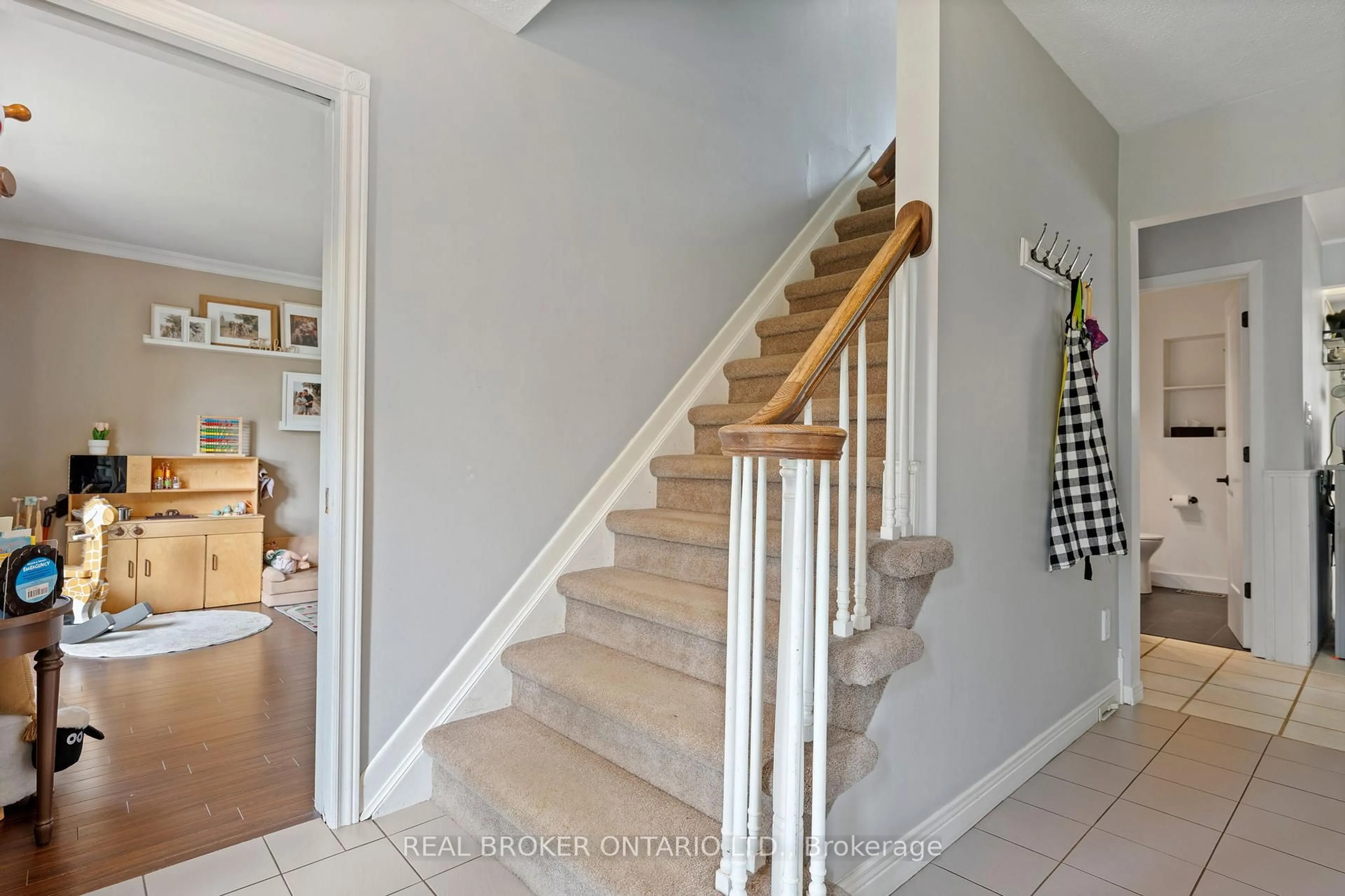Stairs for 1015 Queen St, Norfolk Ontario N0J 1E0