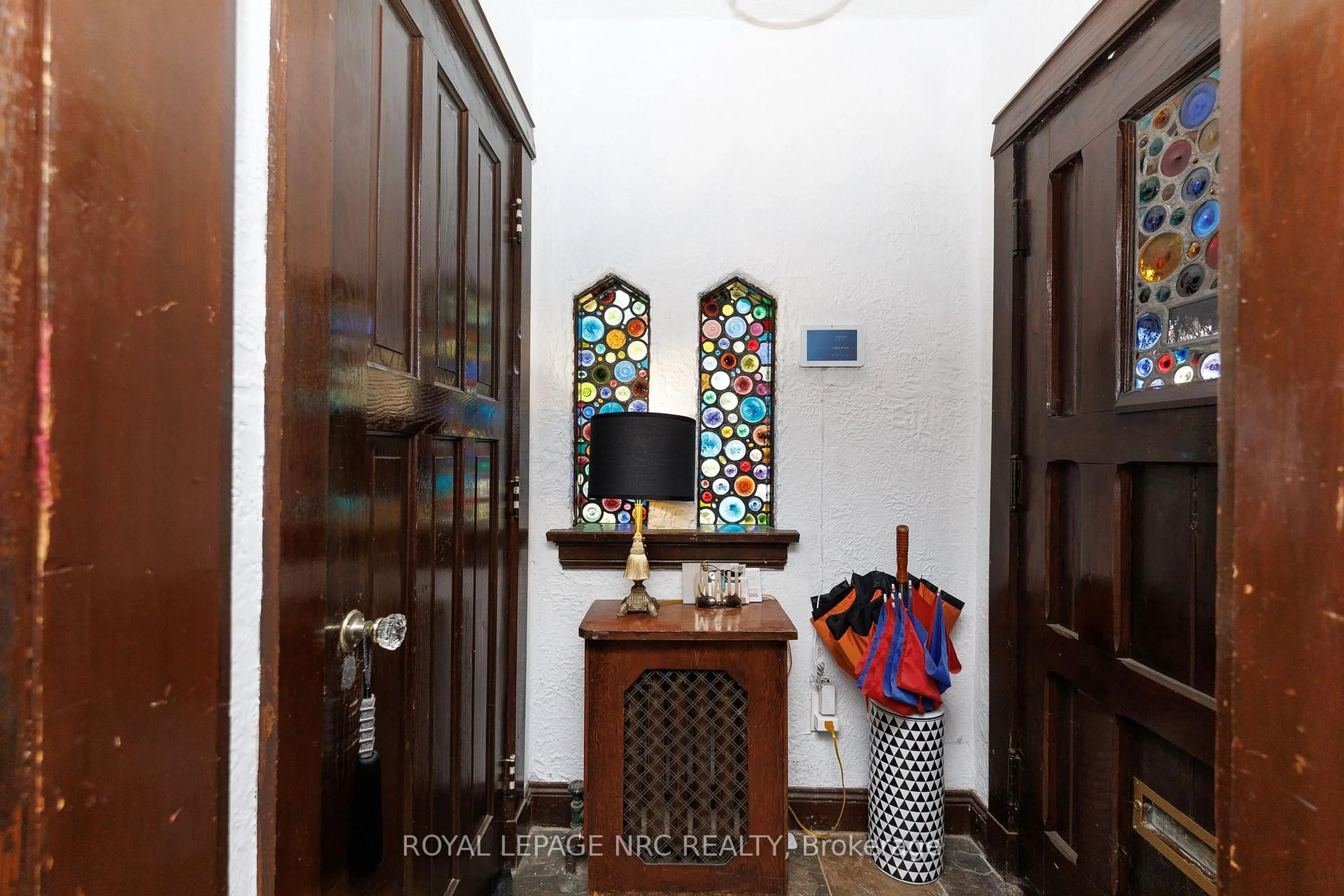 Indoor foyer for 52 Yates St, St. Catharines Ontario L2R 5R5