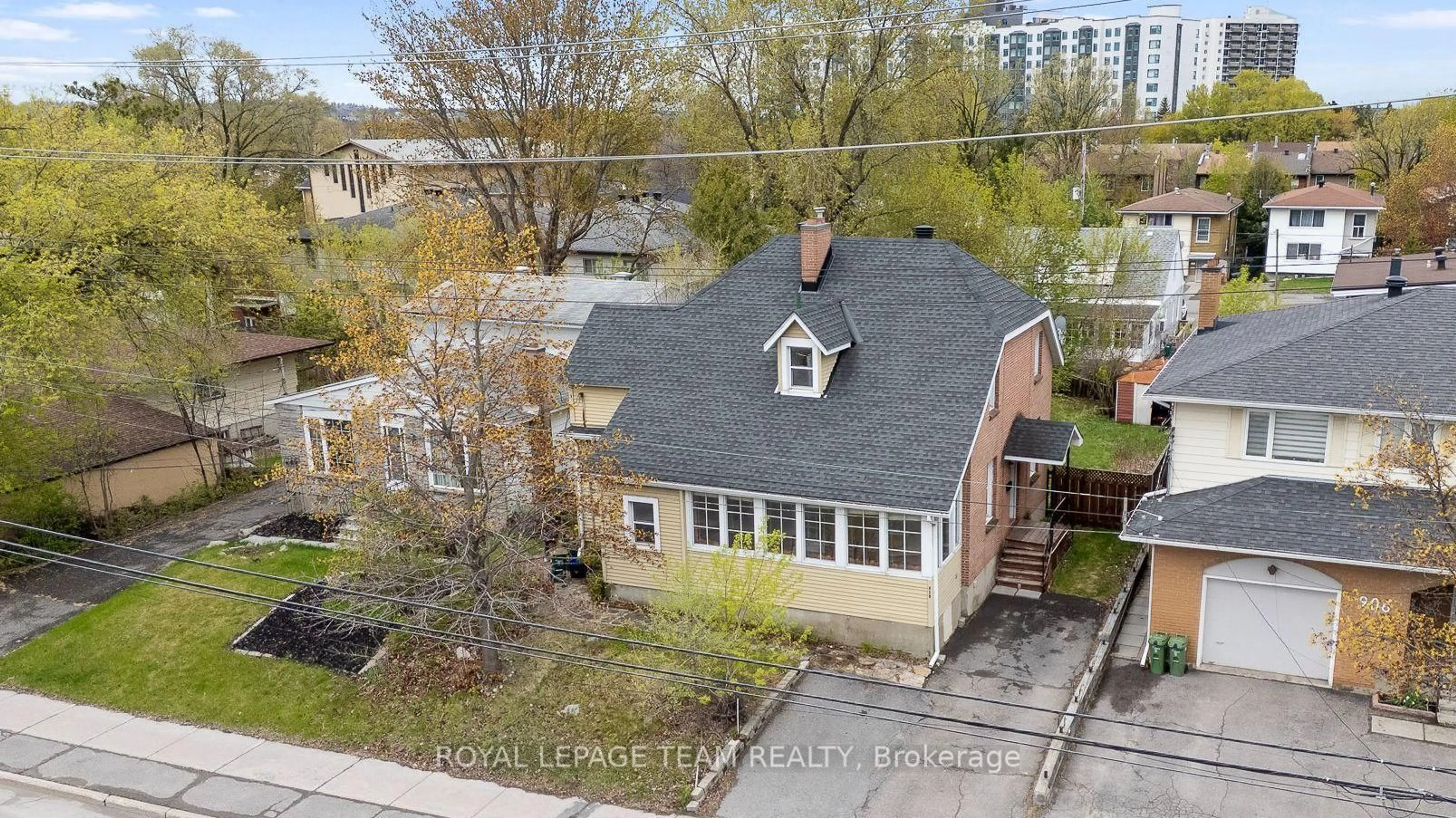 A pic from outside/outdoor area/front of a property/back of a property/a pic from drone, street for 910 Pinecrest Rd, Ottawa Ontario K2B 6B3