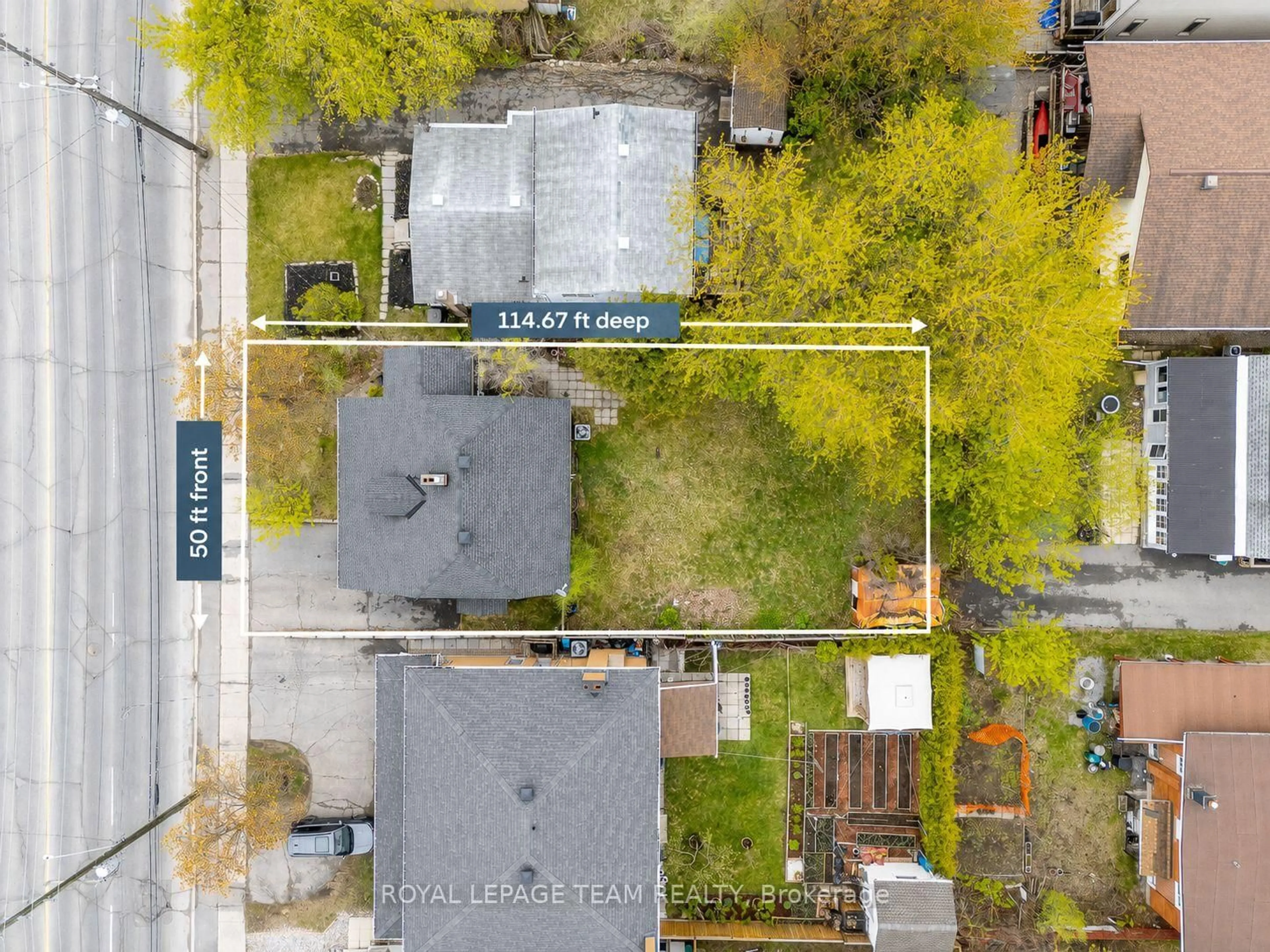 A pic from outside/outdoor area/front of a property/back of a property/a pic from drone, street for 910 Pinecrest Rd, Ottawa Ontario K2B 6B3