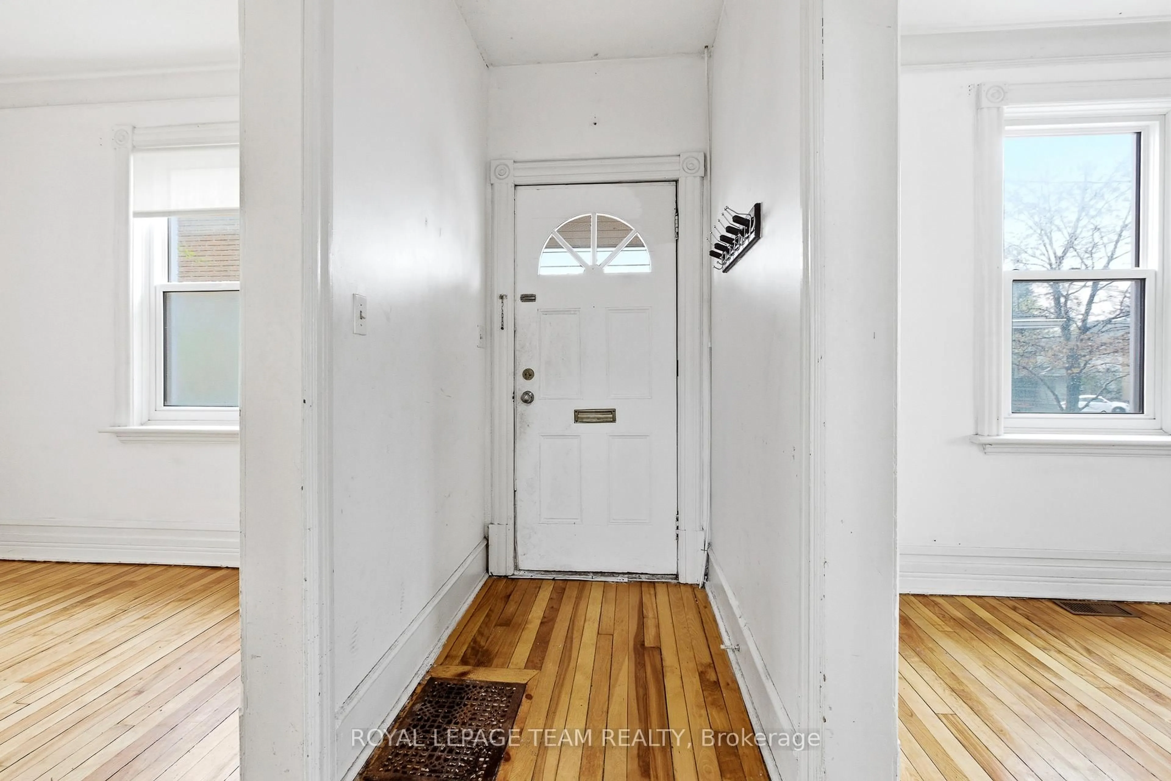Indoor entryway for 910 Pinecrest Rd, Ottawa Ontario K2B 6B3