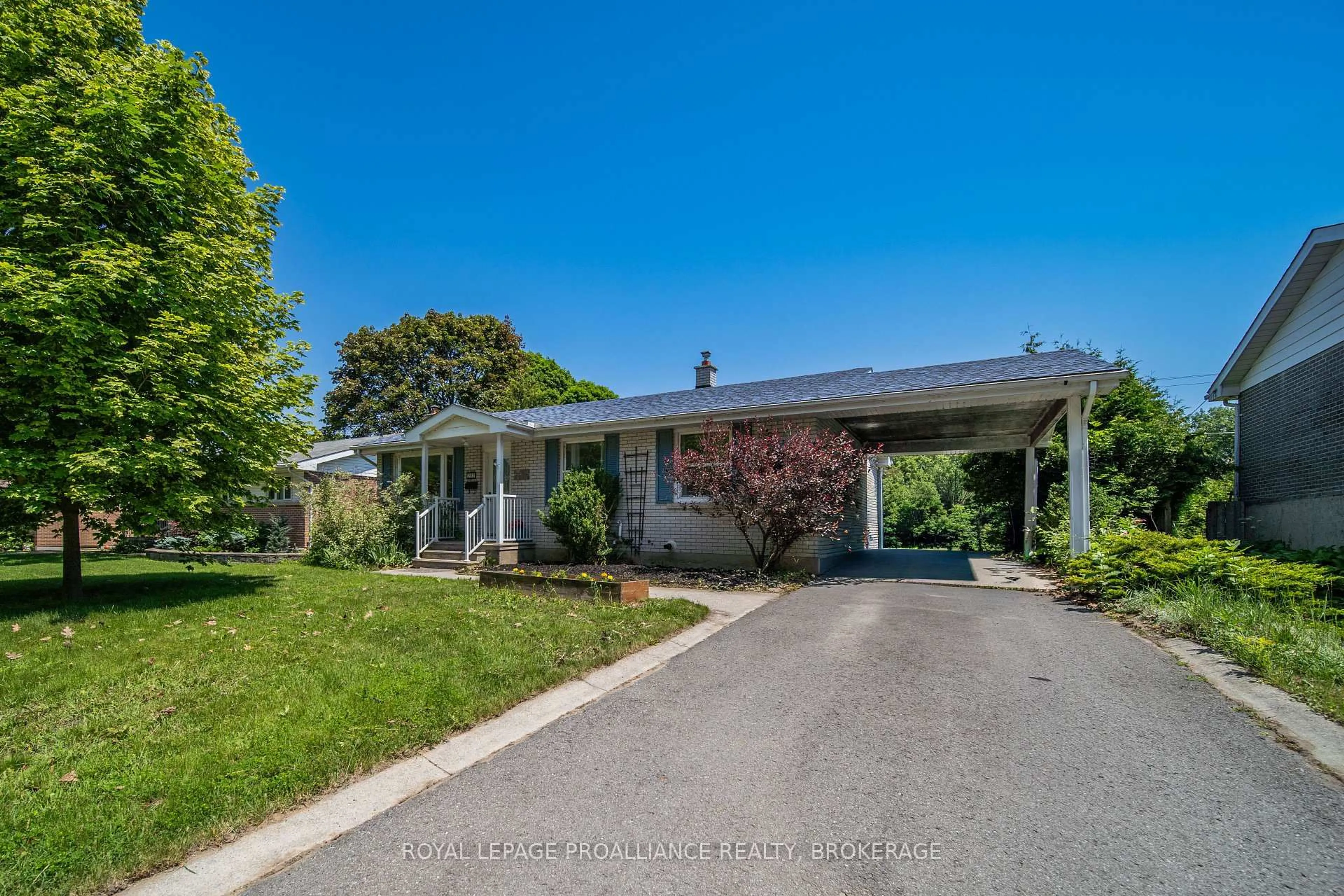 A pic from outside/outdoor area/front of a property/back of a property/a pic from drone, street for 282 Glen Castle Rd, Kingston Ontario K7M 4N8