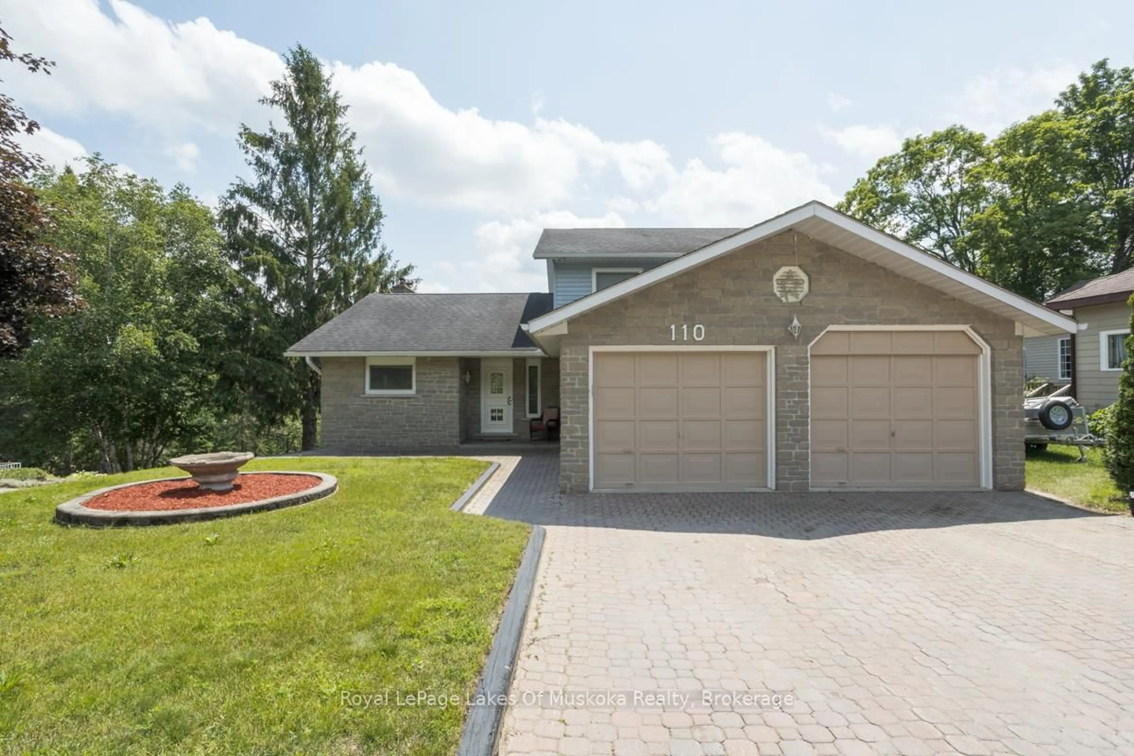 Home with vinyl exterior material, street for 110 Dill St, Bracebridge Ontario P1L 1E5