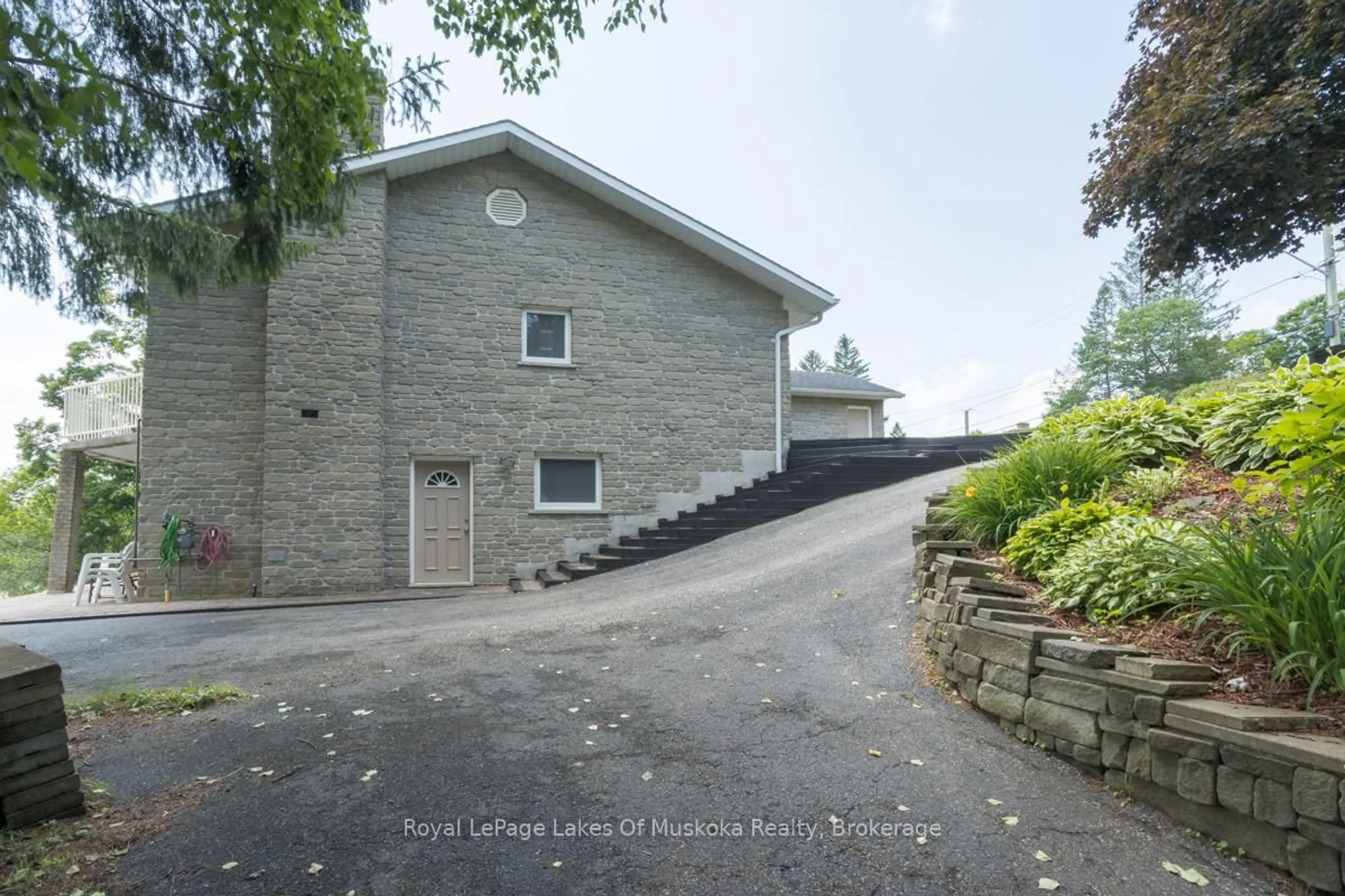 A pic from outside/outdoor area/front of a property/back of a property/a pic from drone, unknown for 110 Dill St, Bracebridge Ontario P1L 1E5