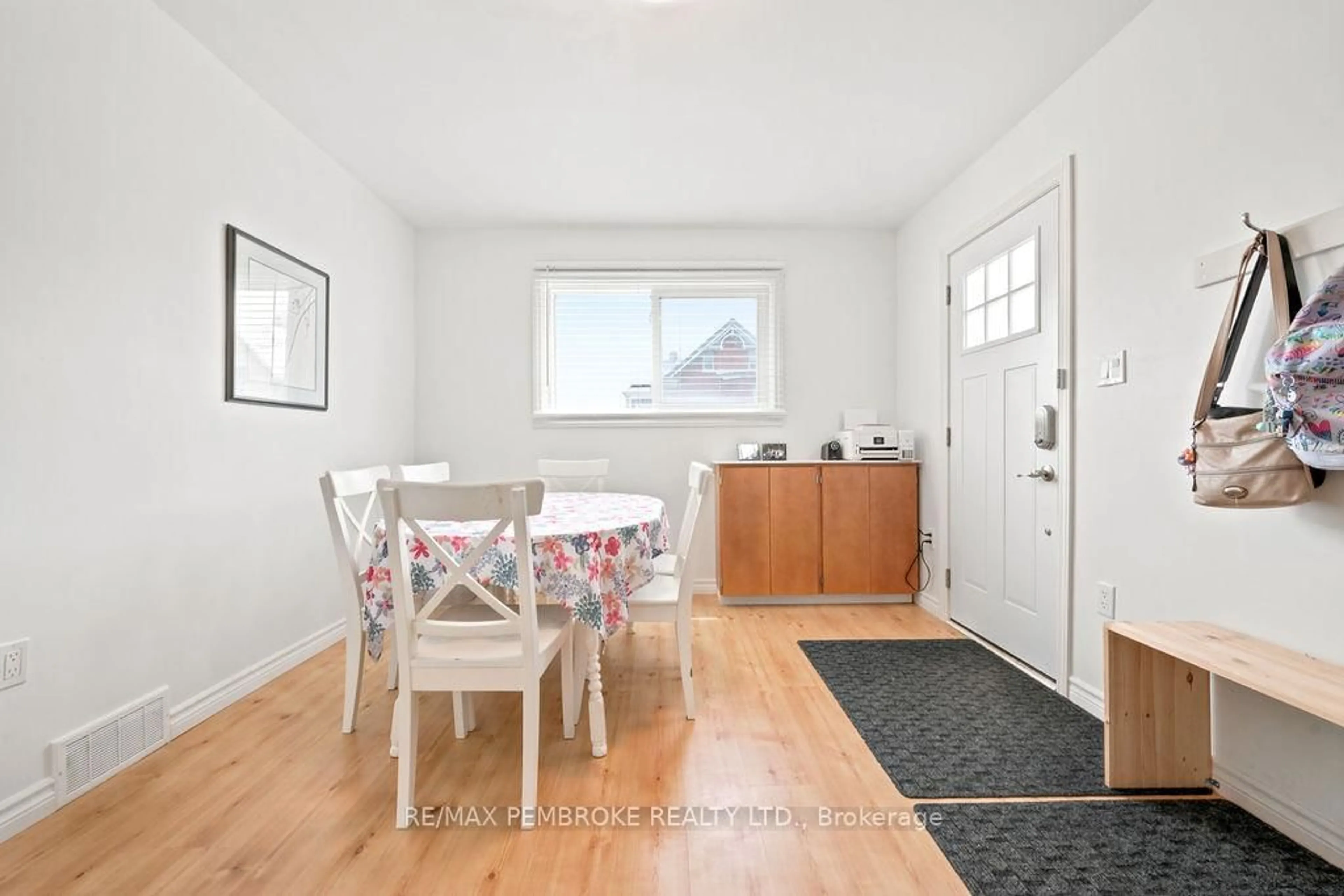 Dining room, wood/laminate floor for 400 Murray St, Pembroke Ontario K8A 4P4