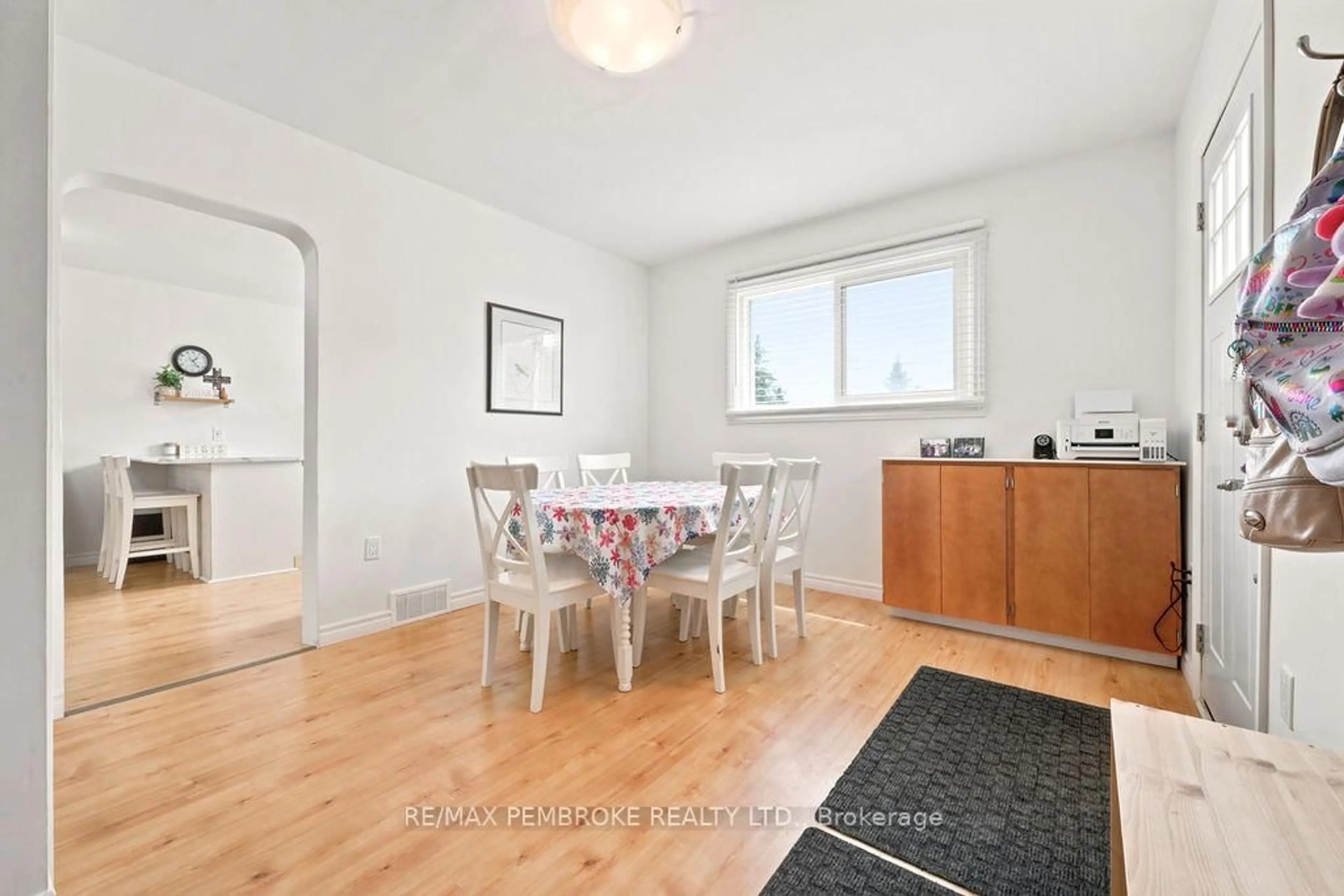 Dining room, wood/laminate floor for 400 Murray St, Pembroke Ontario K8A 4P4