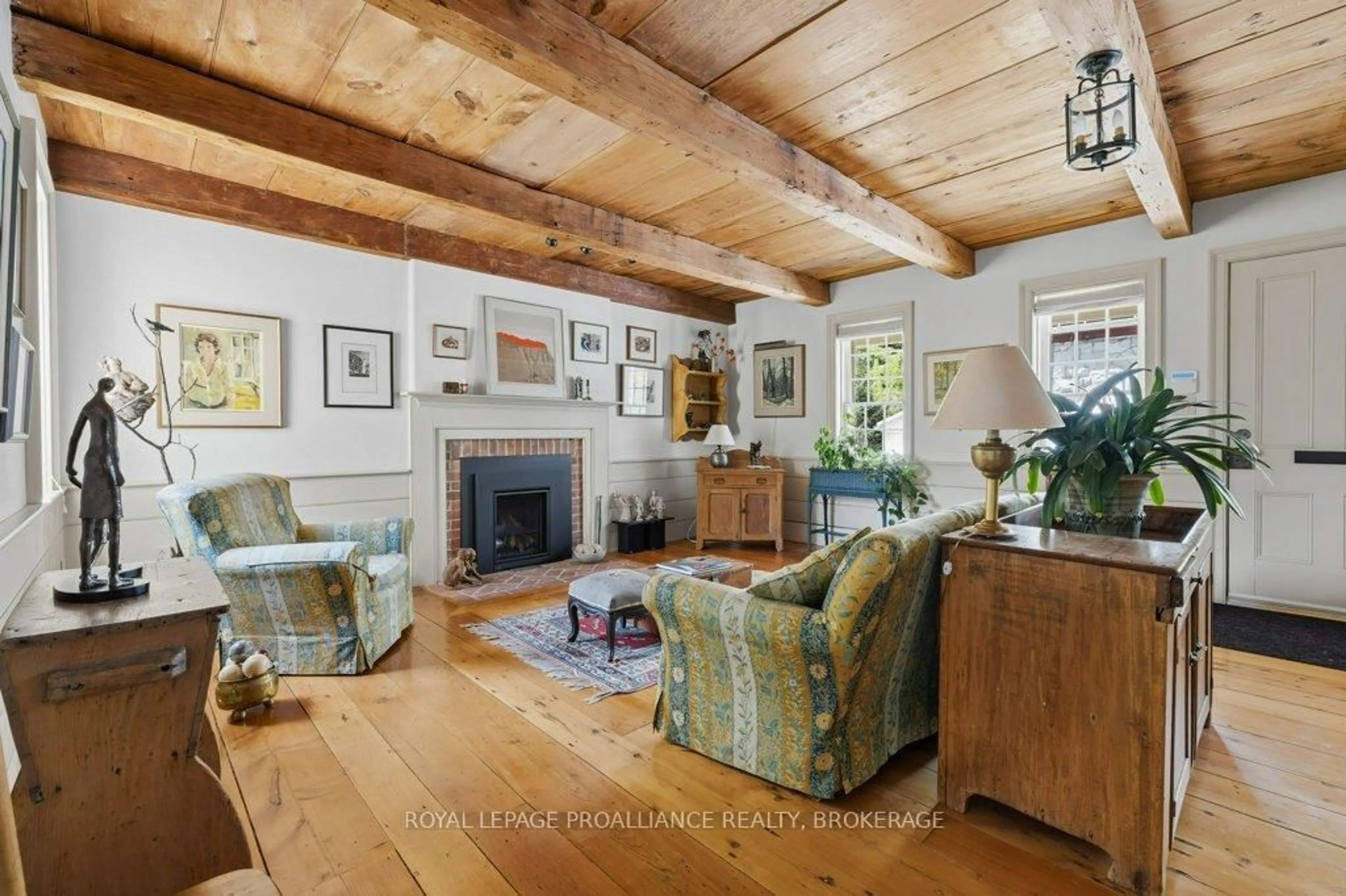 Living room with furniture, wood/laminate floor for 10 Drummond St, Kingston Ontario K7K 5R9