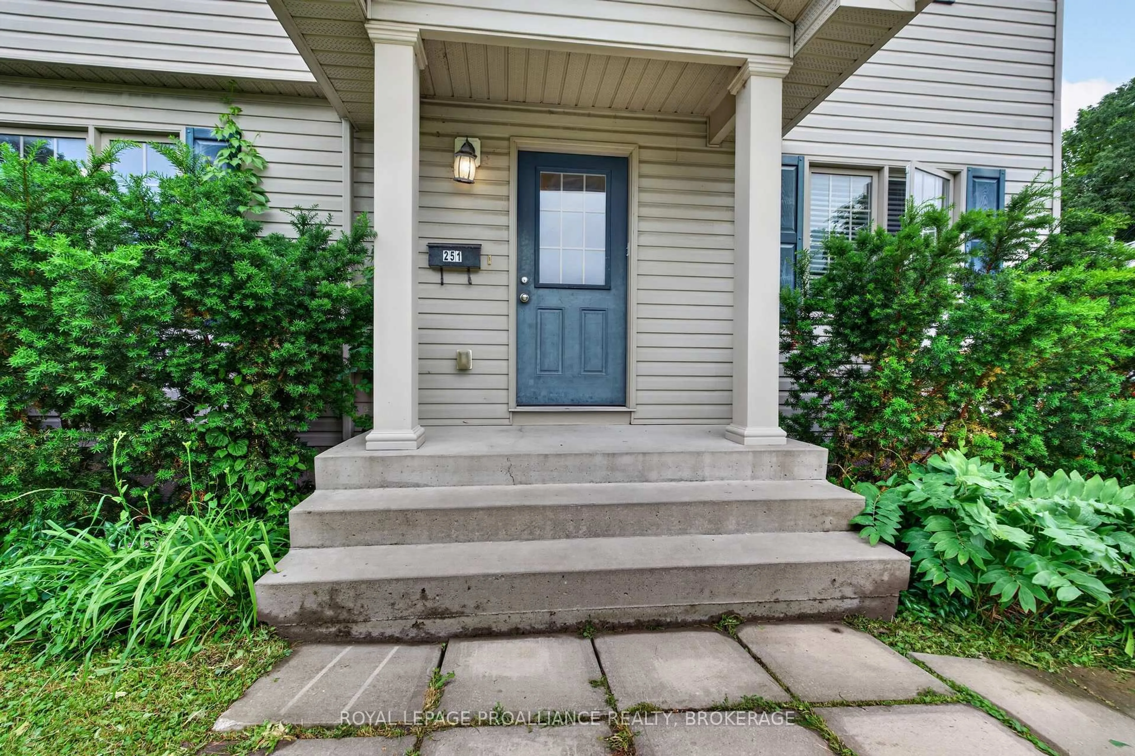 Indoor entryway for 251 Yonge St, Kingston Ontario K7M 1G2