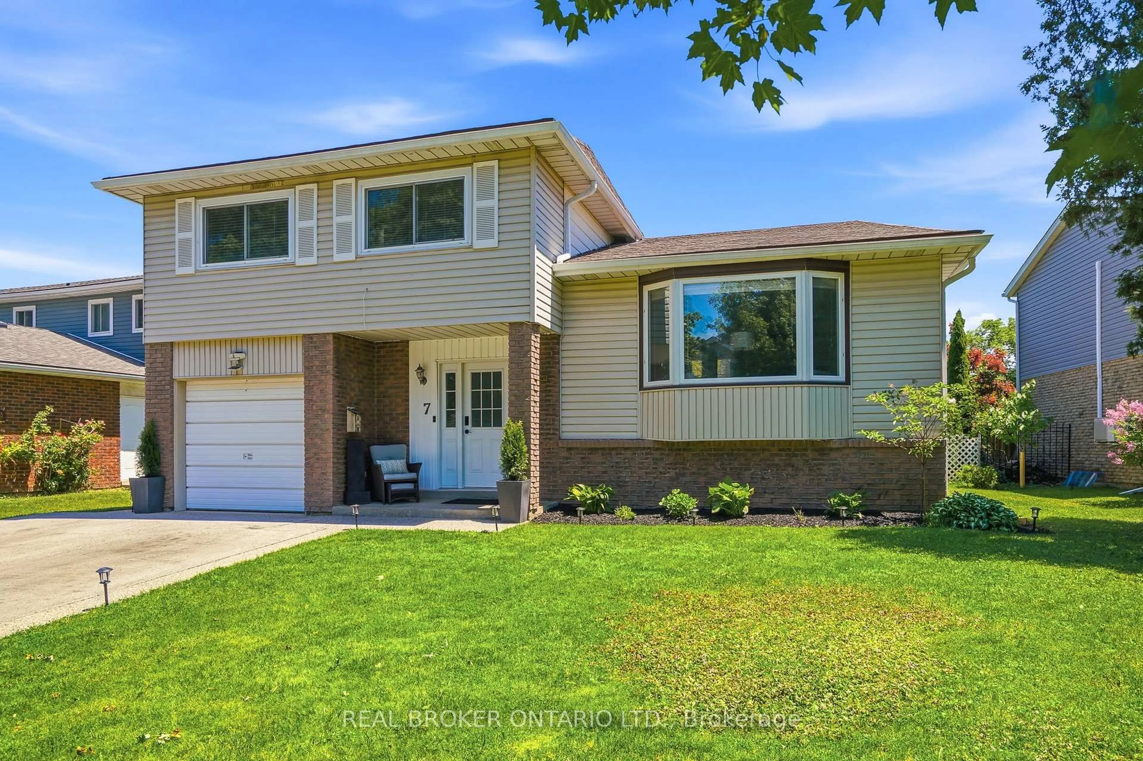 Home with vinyl exterior material, street for 7 Fairington Cres, St. Catharines Ontario L2N 5W2