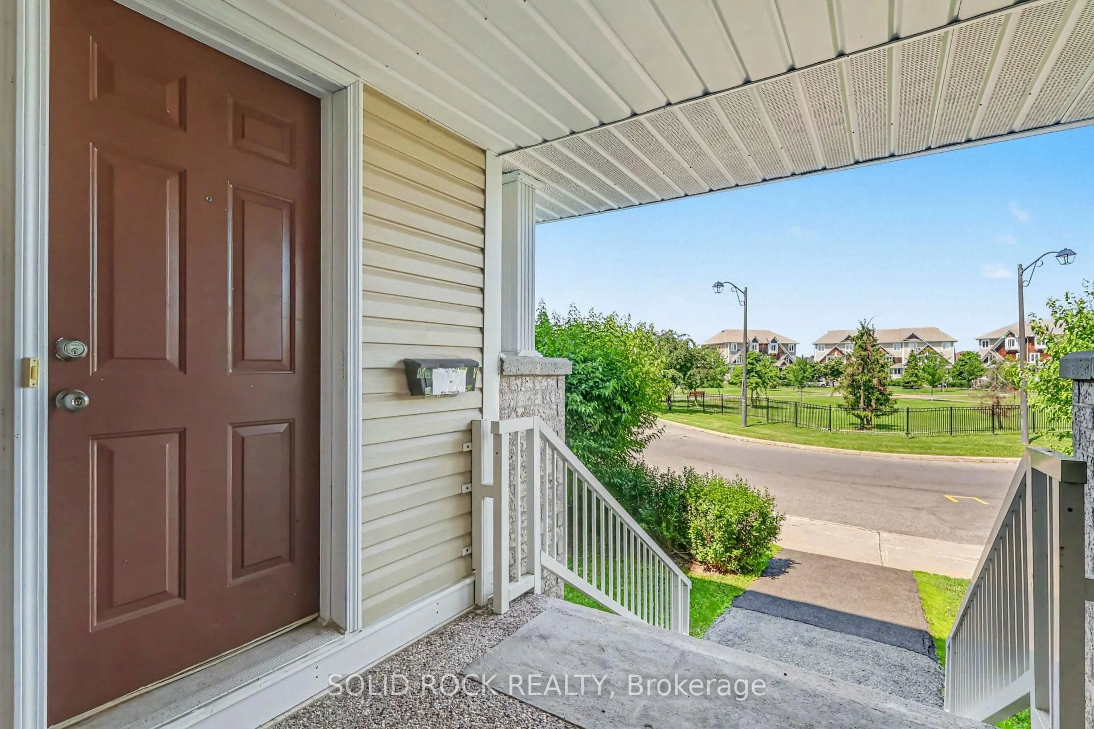 Indoor entryway for 620 Lakeridge Dr, Ottawa Ontario K4A 0H4