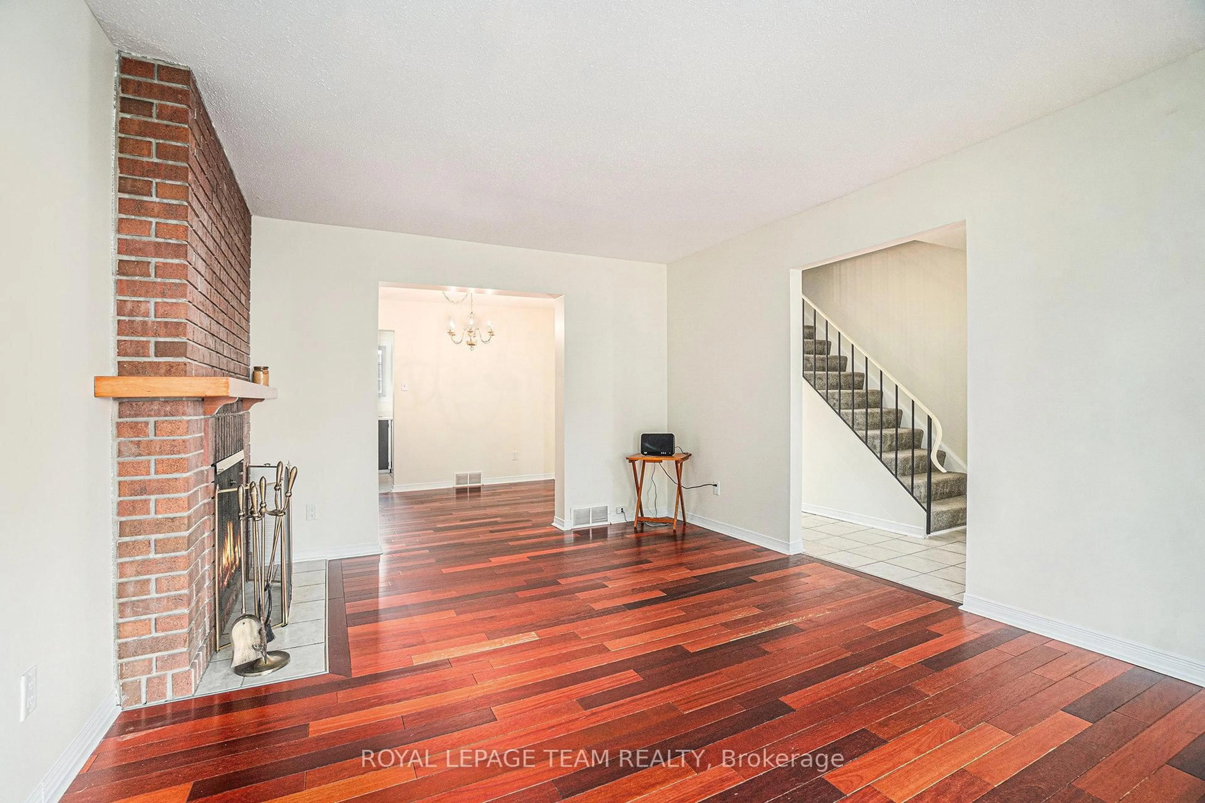 Indoor entryway for 440 Kintyre Private, Ottawa Ontario K2C 3M9