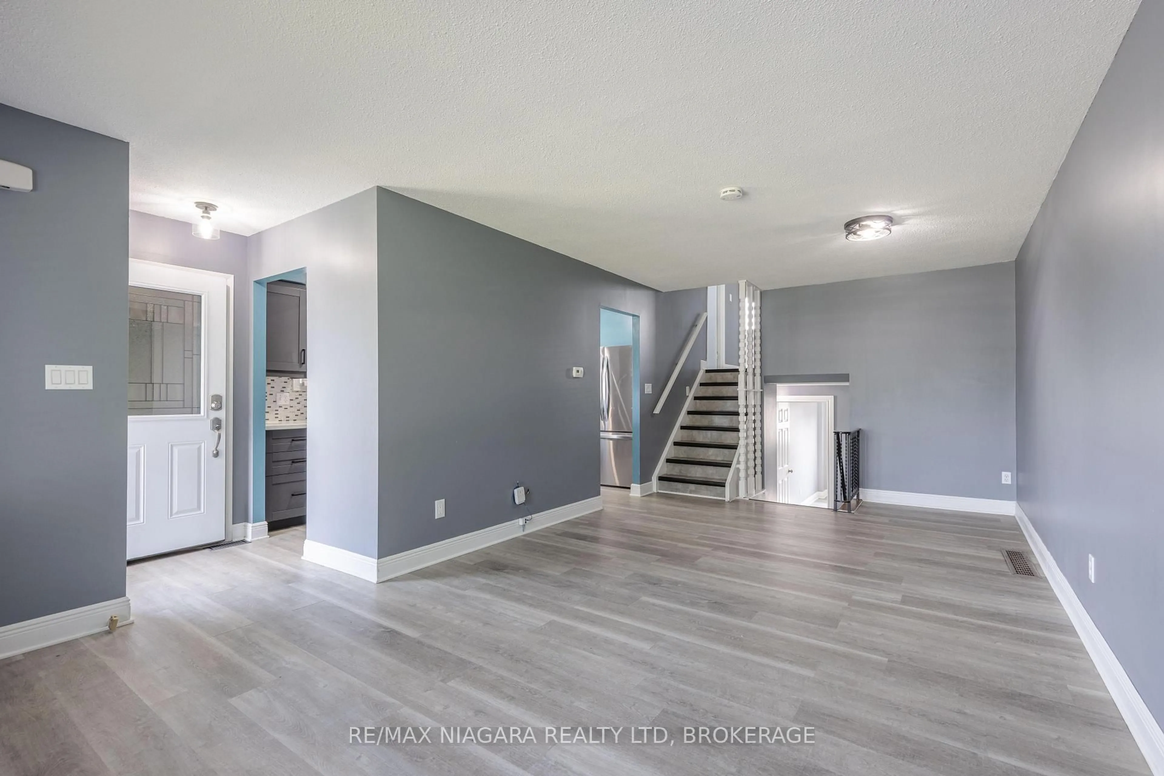 Unknown for 31 Canterbury Dr, St. Catharines Ontario L2P 3M6