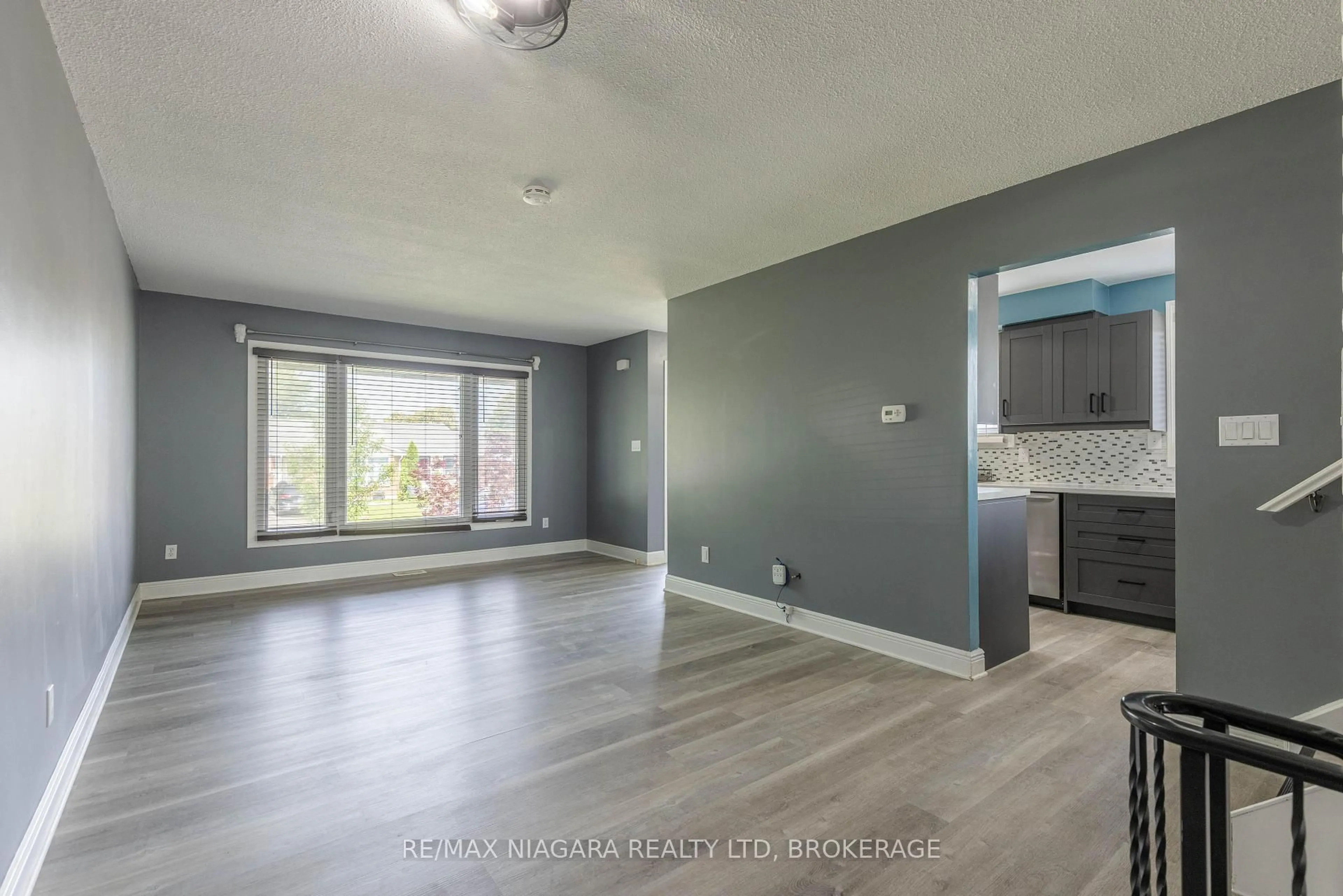 Unknown for 31 Canterbury Dr, St. Catharines Ontario L2P 3M6
