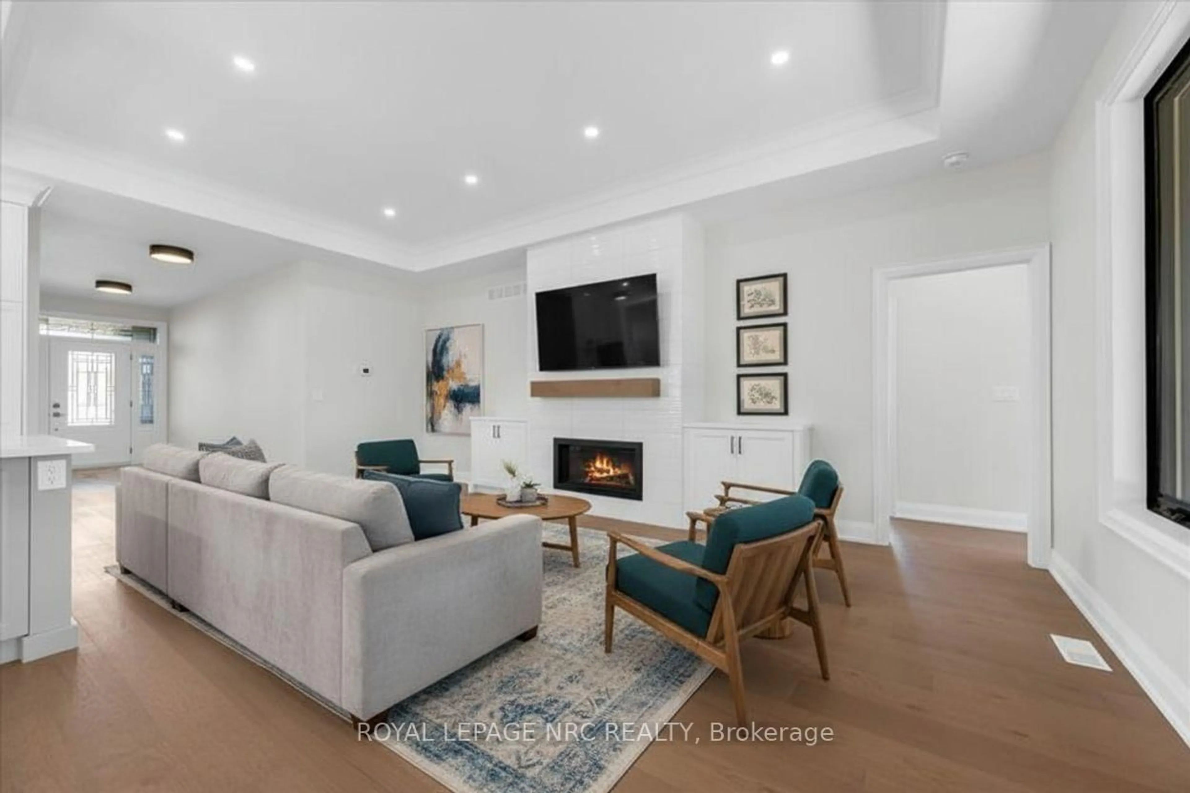 Living room with furniture, unknown for 207 Forks Rd, Welland Ontario L3B 6C5