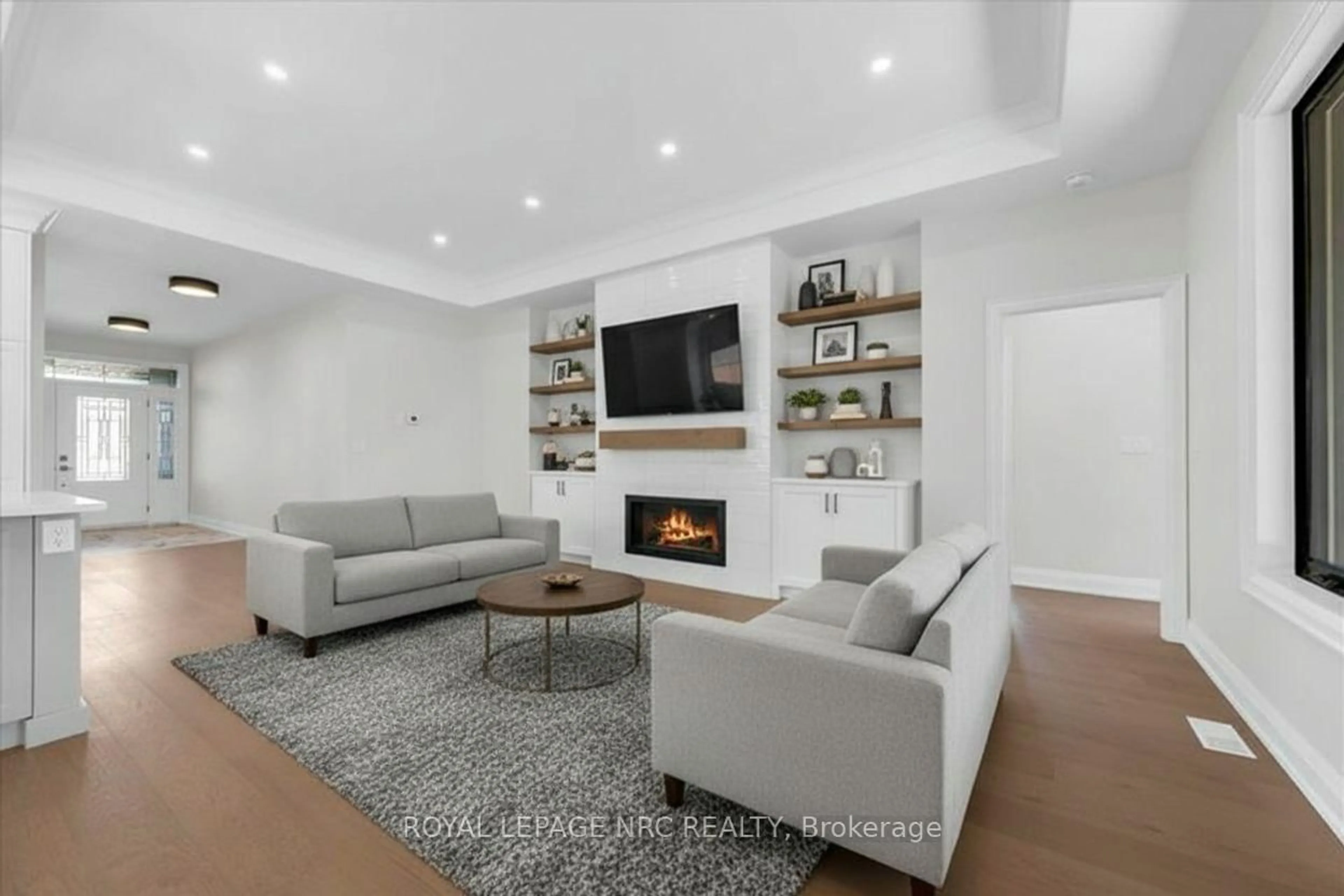 Living room with furniture, unknown for 207 Forks Rd, Welland Ontario L3B 6C5