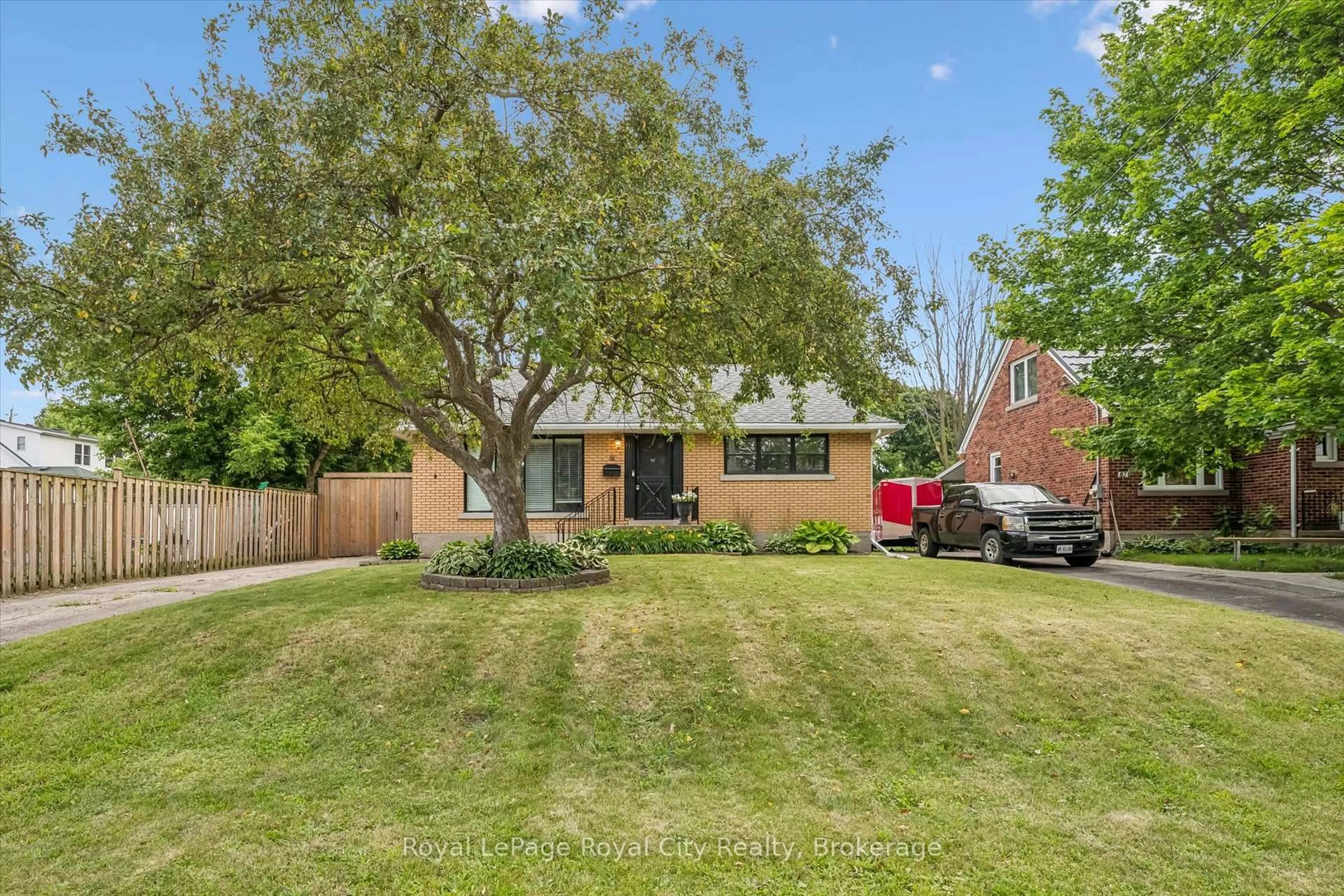 Home with brick exterior material, street for 81 Oxford St, Kitchener Ontario N2H 4R8
