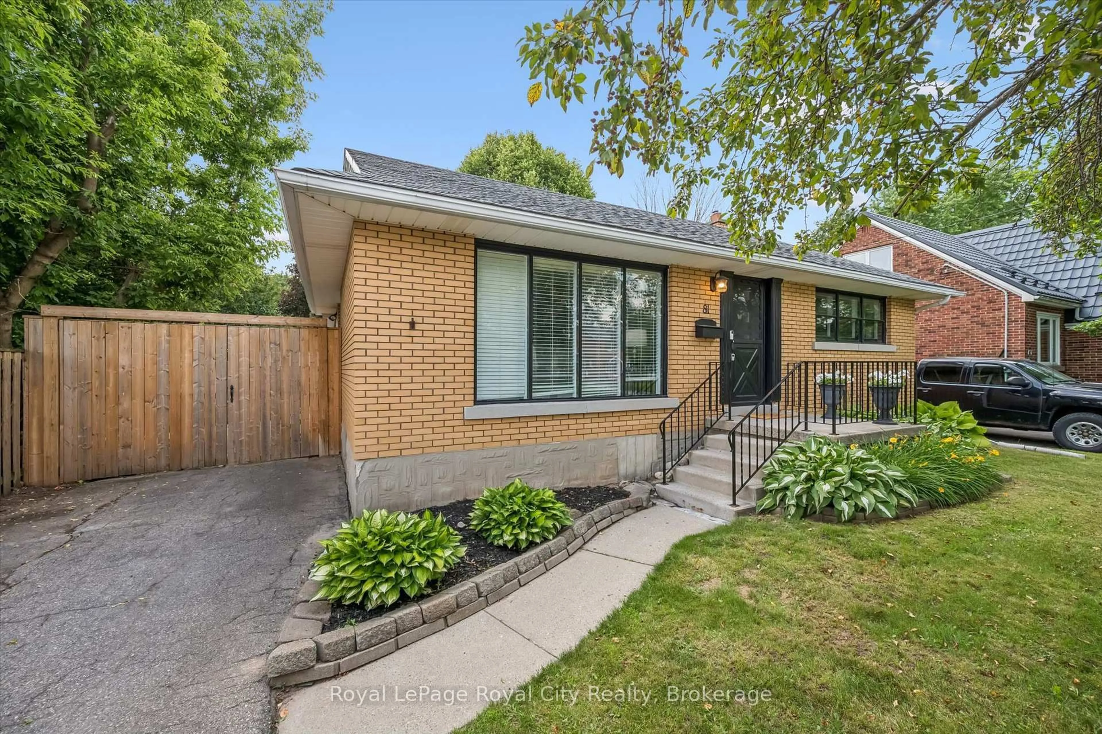 Home with brick exterior material, street for 81 Oxford St, Kitchener Ontario N2H 4R8