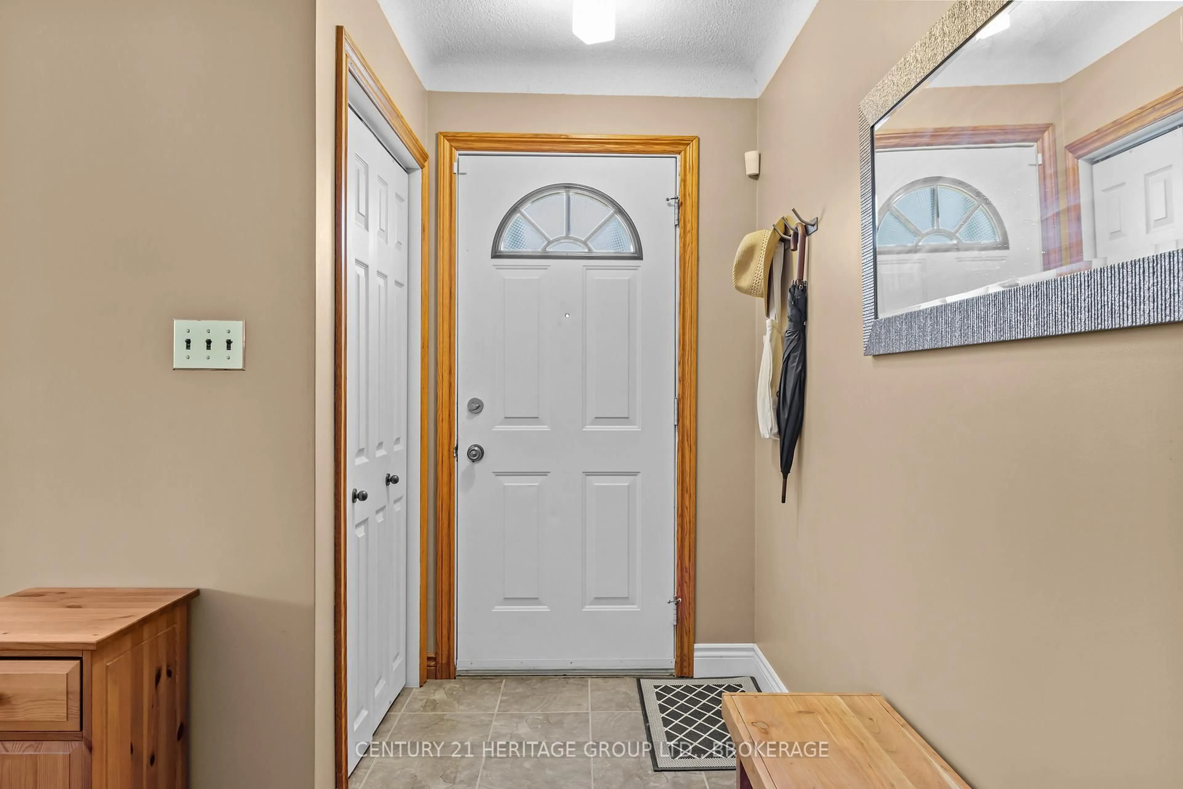 Indoor entryway for 7 Adelaide St, Kingston Ontario K7K 1Y3