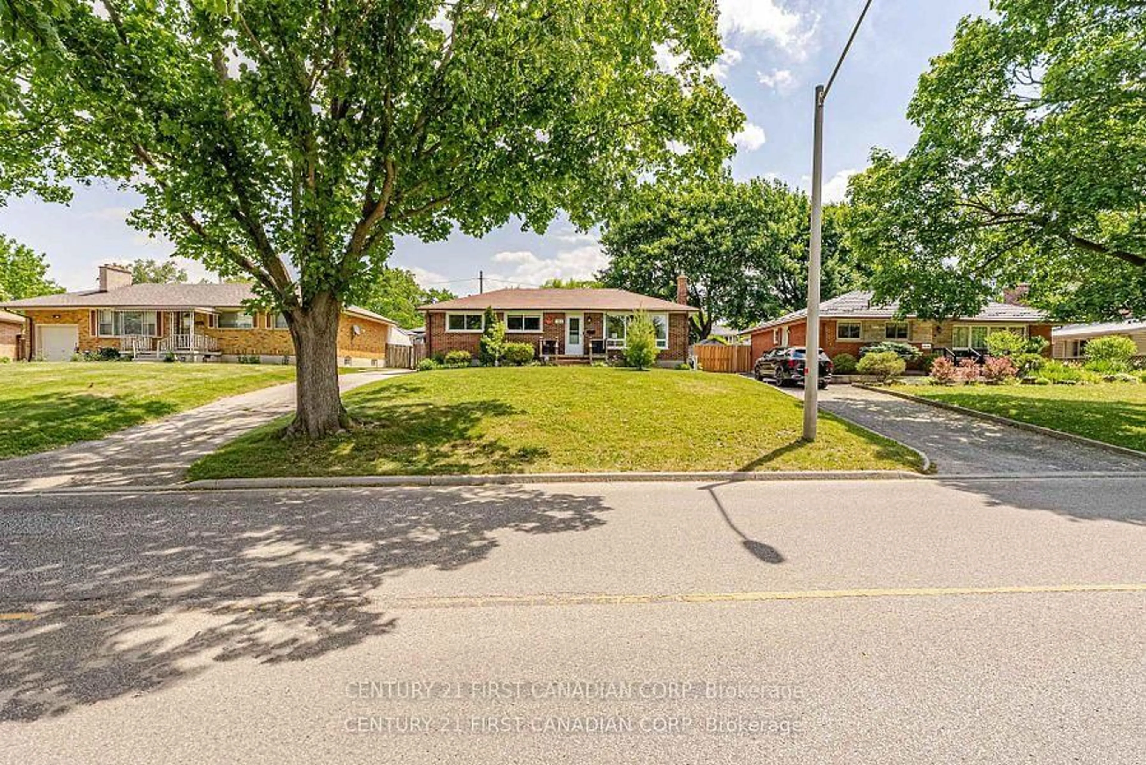 A pic from outside/outdoor area/front of a property/back of a property/a pic from drone, street for 212 King Edward Ave, London South Ontario N5Z 3T7