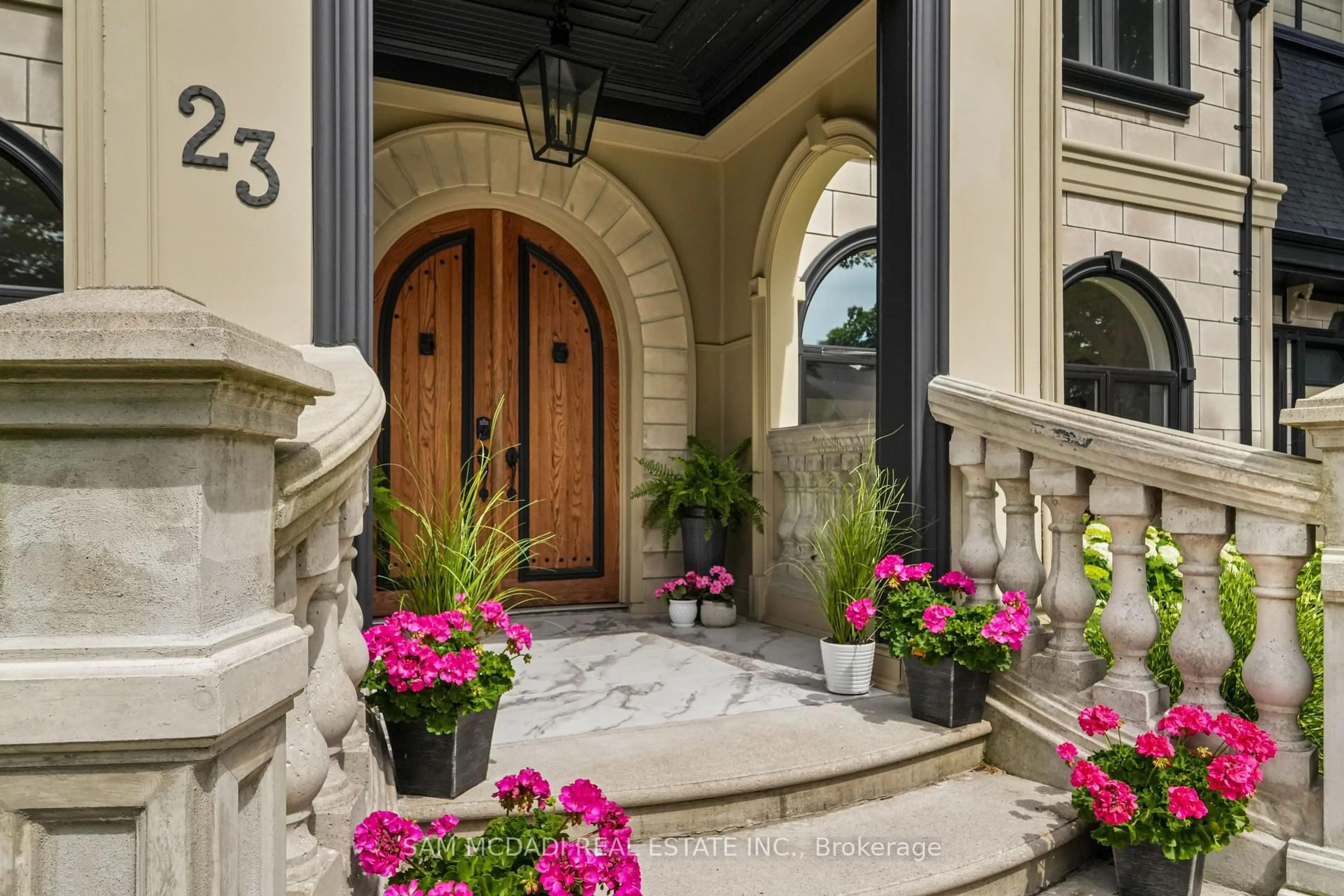 Indoor entryway for 23 Cameron Dr, Hamilton Ontario L9G 2L4