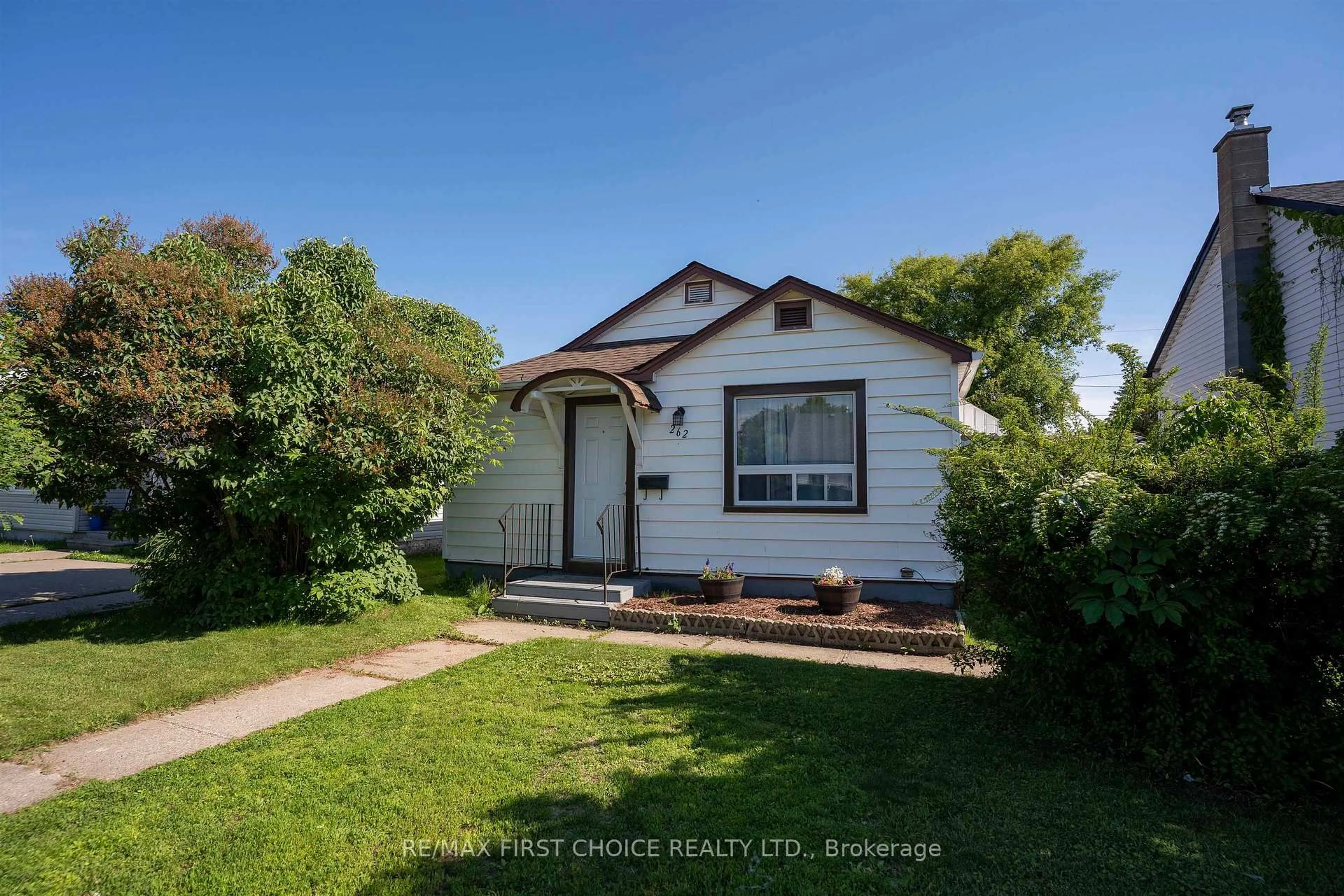 A pic from outside/outdoor area/front of a property/back of a property/a pic from drone, street for 262 Brock St, Thunder Bay Ontario P7E 4H4