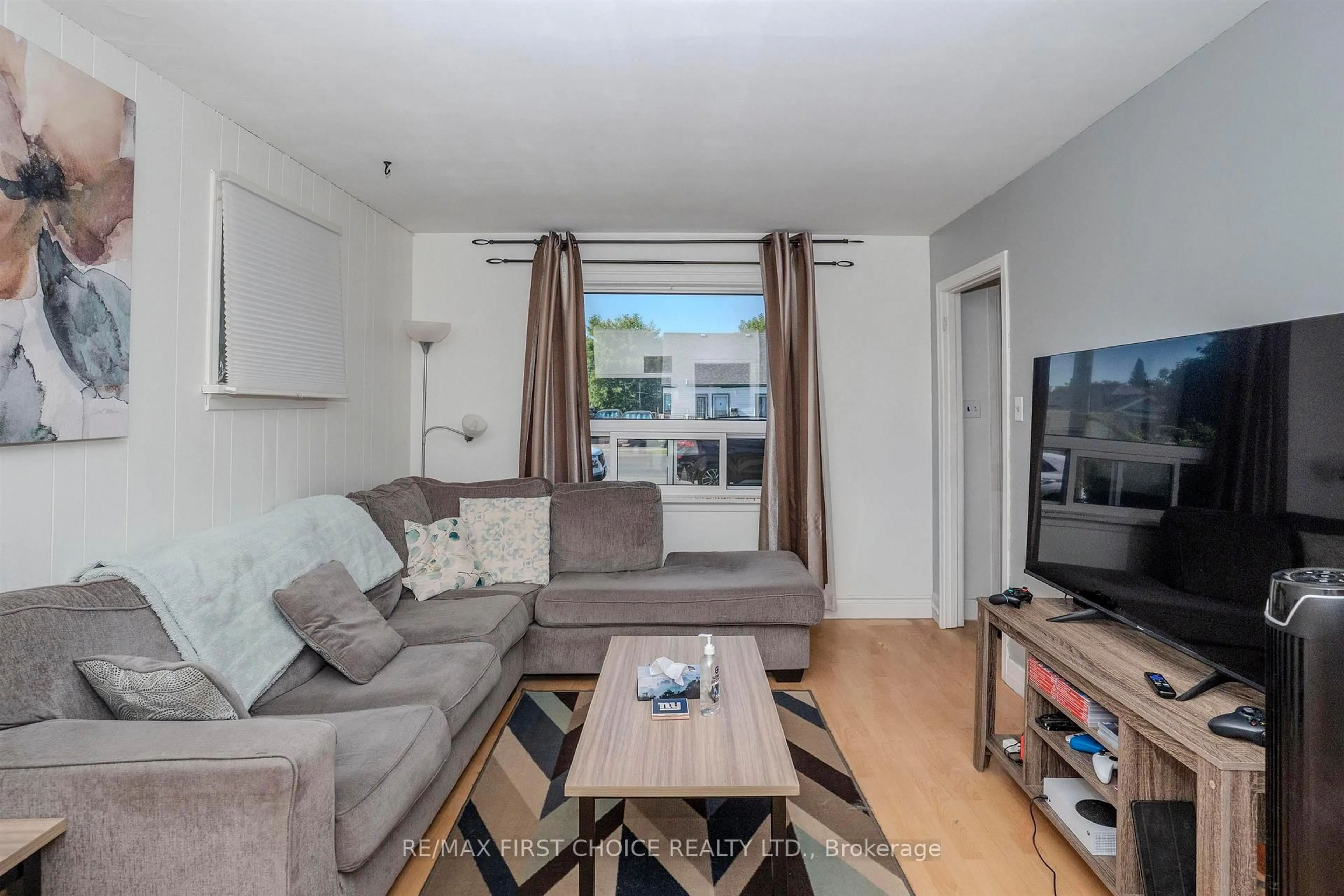 Living room with furniture, wood/laminate floor for 262 Brock St, Thunder Bay Ontario P7E 4H4