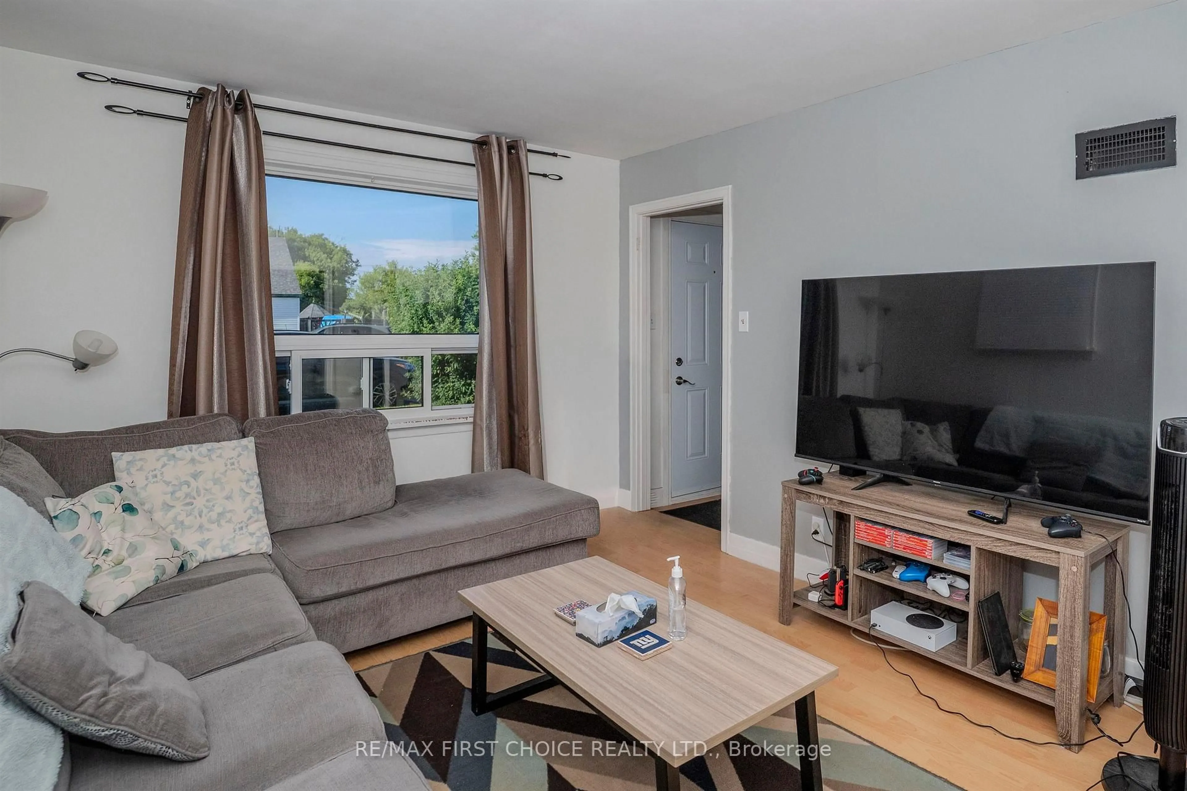 Living room with furniture, wood/laminate floor for 262 Brock St, Thunder Bay Ontario P7E 4H4