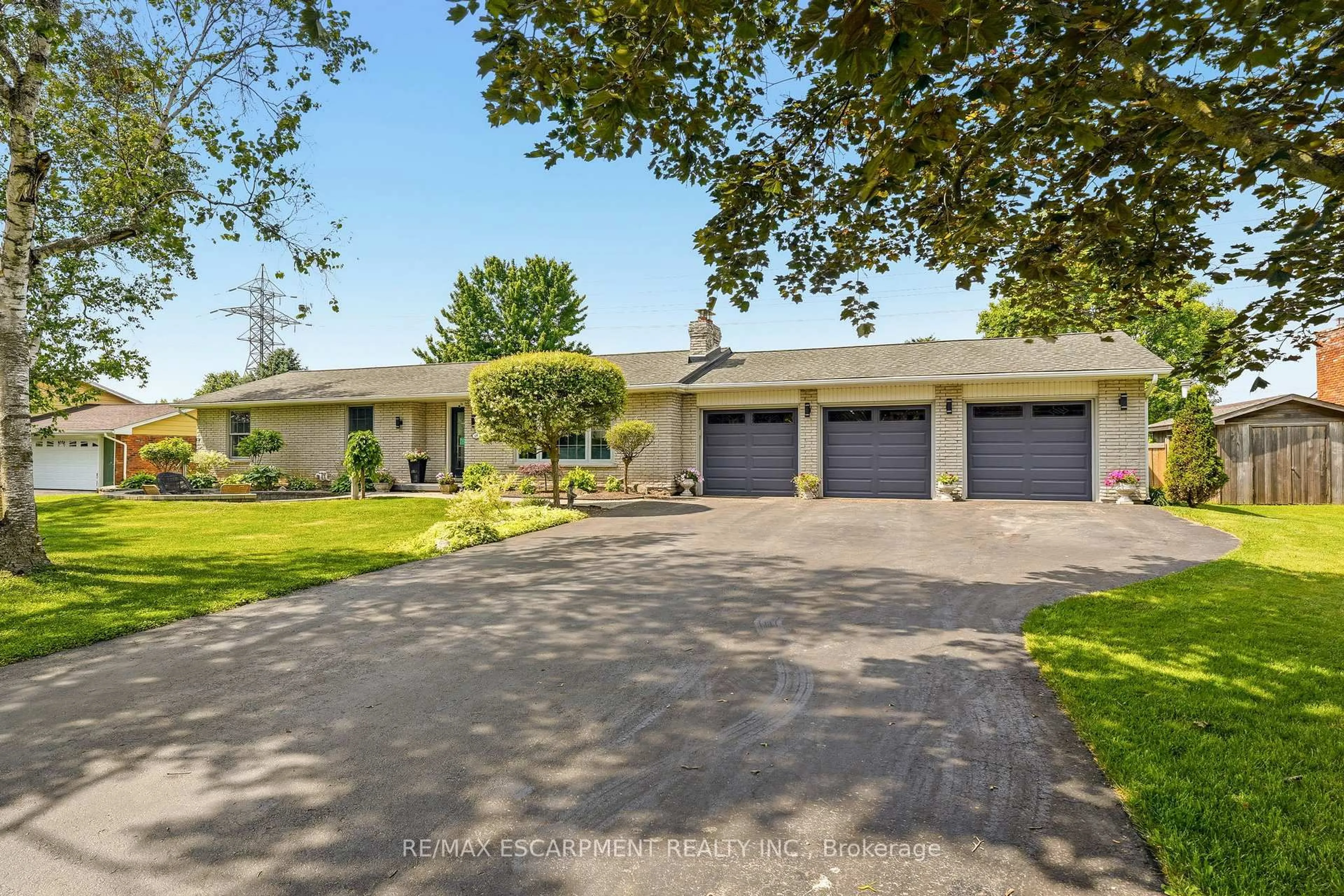 A pic from outside/outdoor area/front of a property/back of a property/a pic from drone, street for 18 Fireside Dr, Hamilton Ontario L8N 2Z7