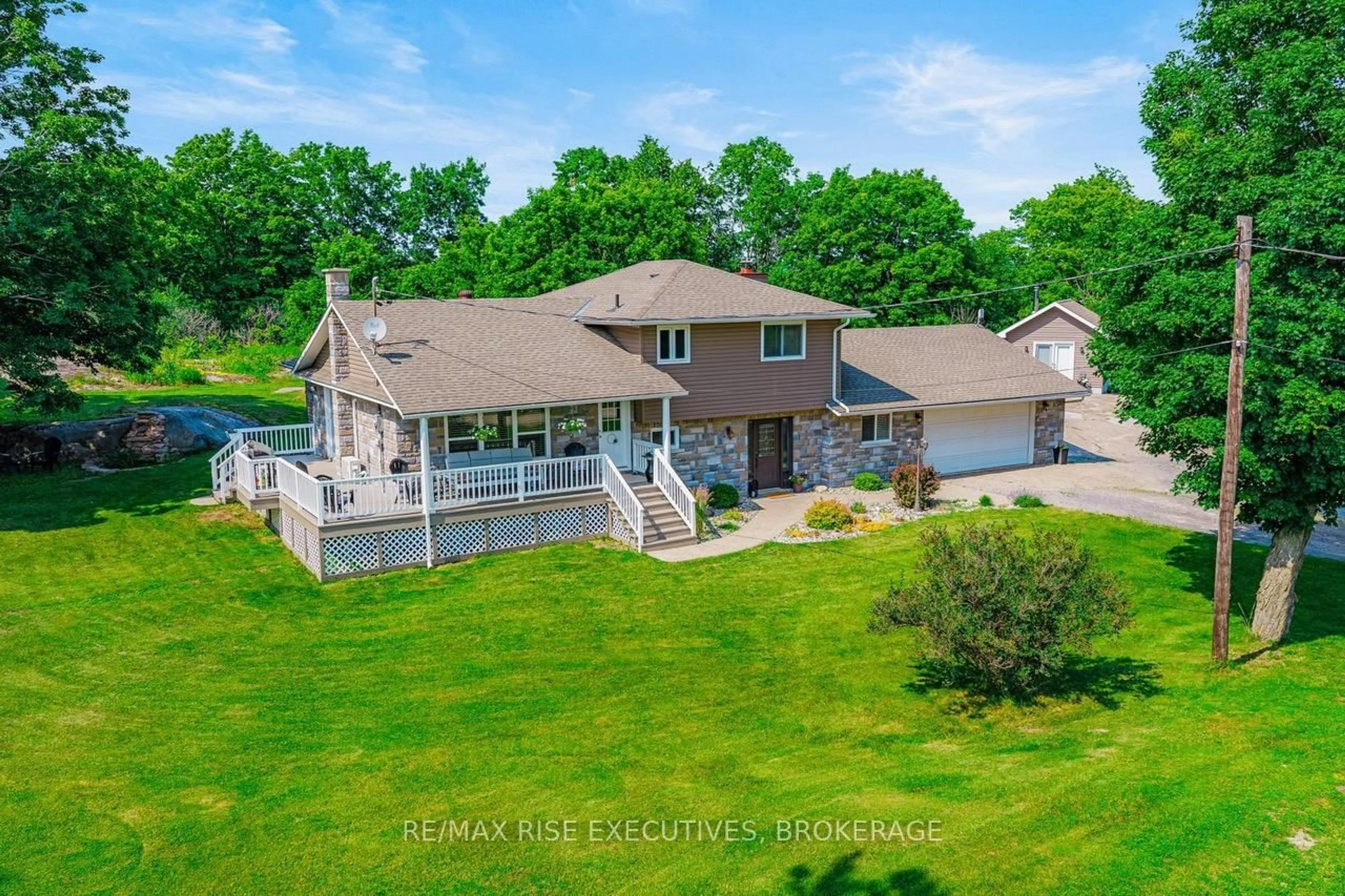A pic from outside/outdoor area/front of a property/back of a property/a pic from drone, water/lake/river/ocean view for 208 Back St, Leeds and the Thousand Islands Ontario K0H 2N0