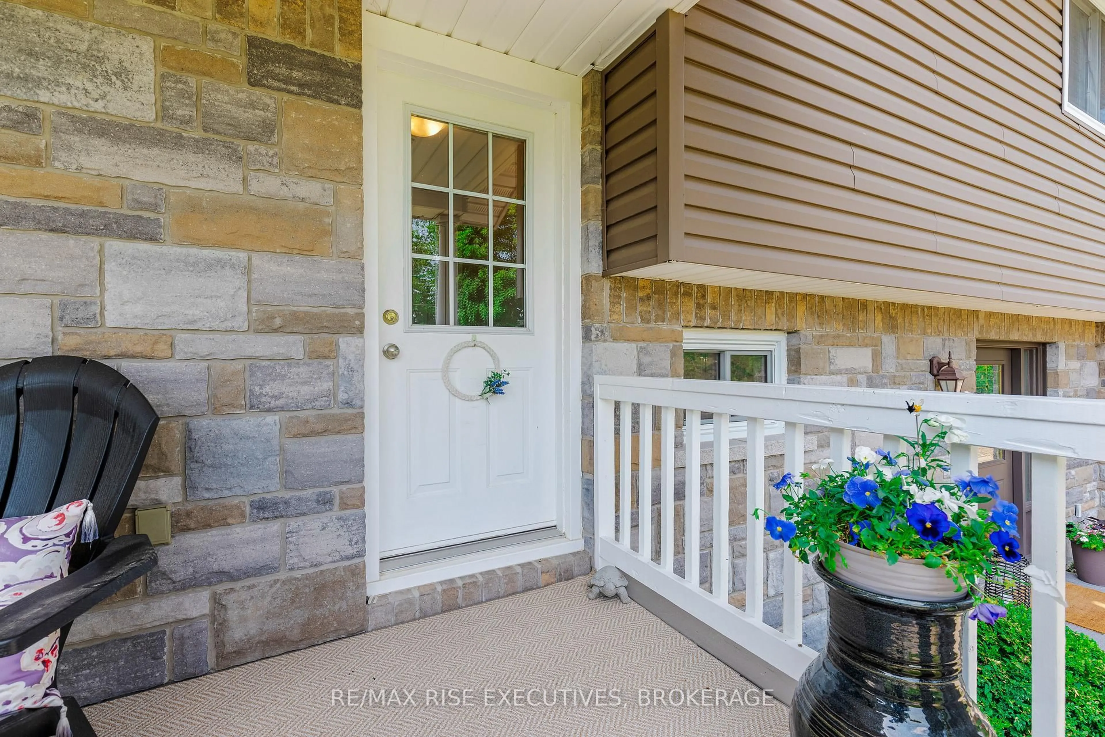 Indoor entryway for 208 Back St, Leeds and the Thousand Islands Ontario K0H 2N0