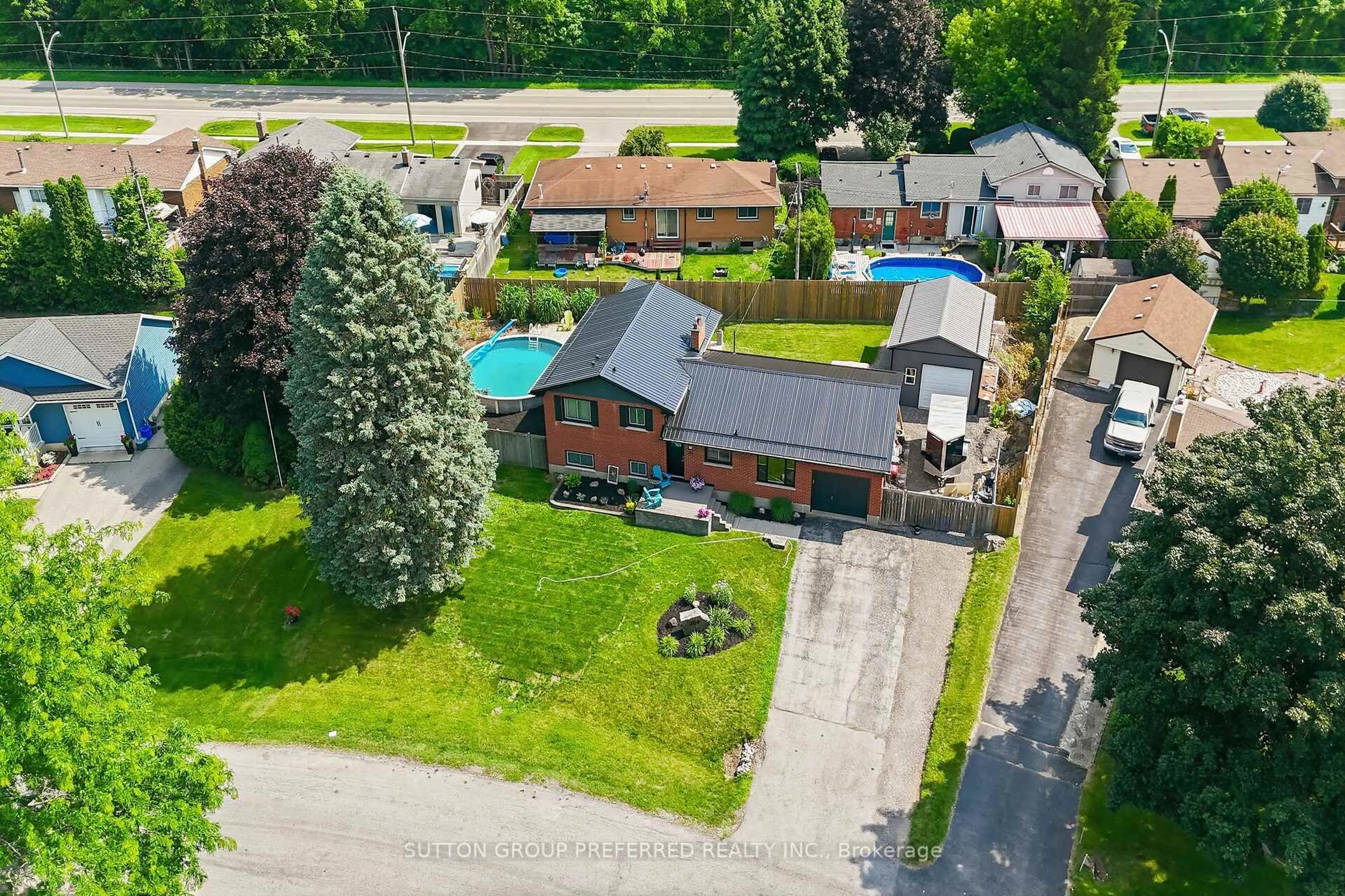 A pic from outside/outdoor area/front of a property/back of a property/a pic from drone, street for 264 Chittick Cres, Thames Centre Ontario N0L 1G3