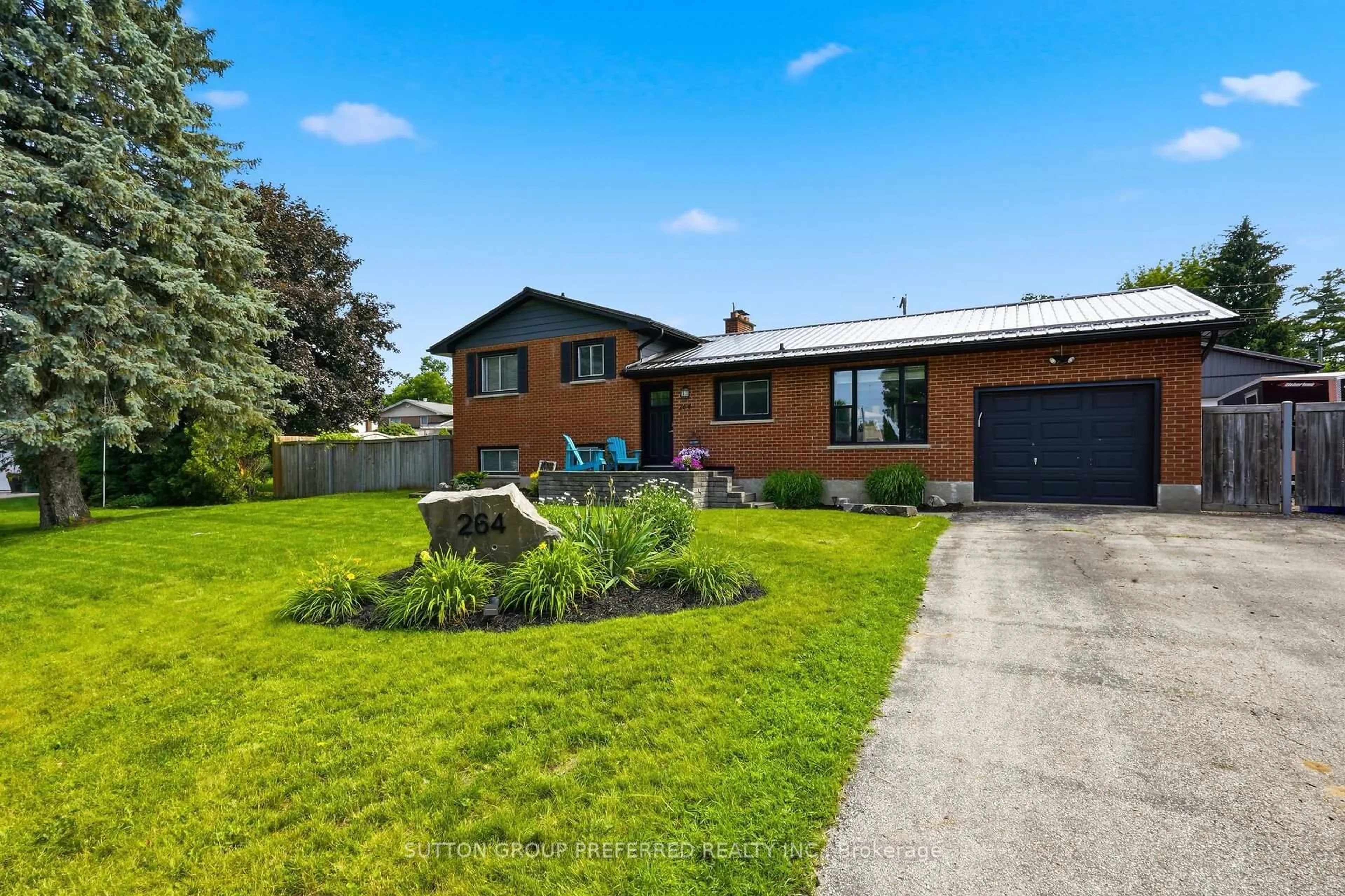 A pic from outside/outdoor area/front of a property/back of a property/a pic from drone, street for 264 Chittick Cres, Thames Centre Ontario N0L 1G3