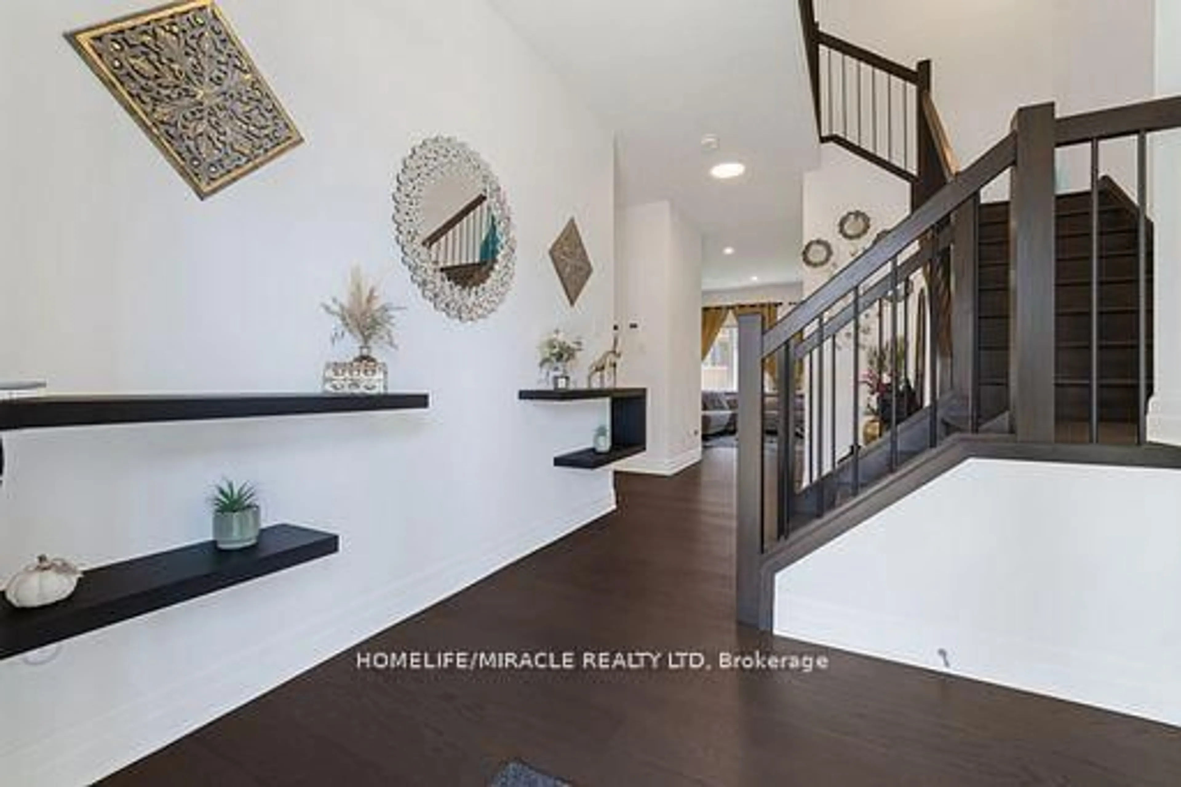 Indoor entryway for 2231 Linkway Blvd, London South Ontario N6K 0K9