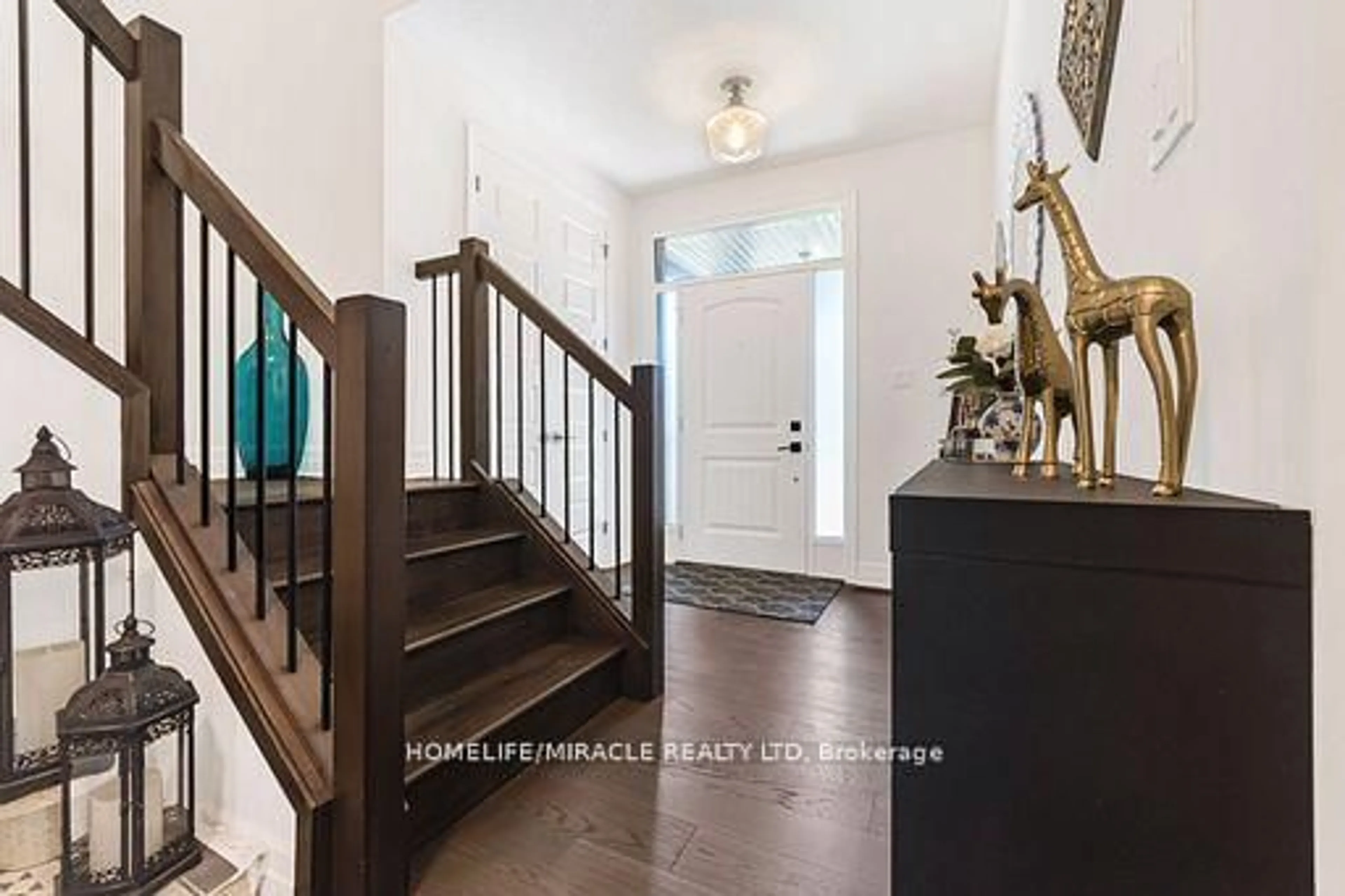 Indoor entryway for 2231 Linkway Blvd, London South Ontario N6K 0K9