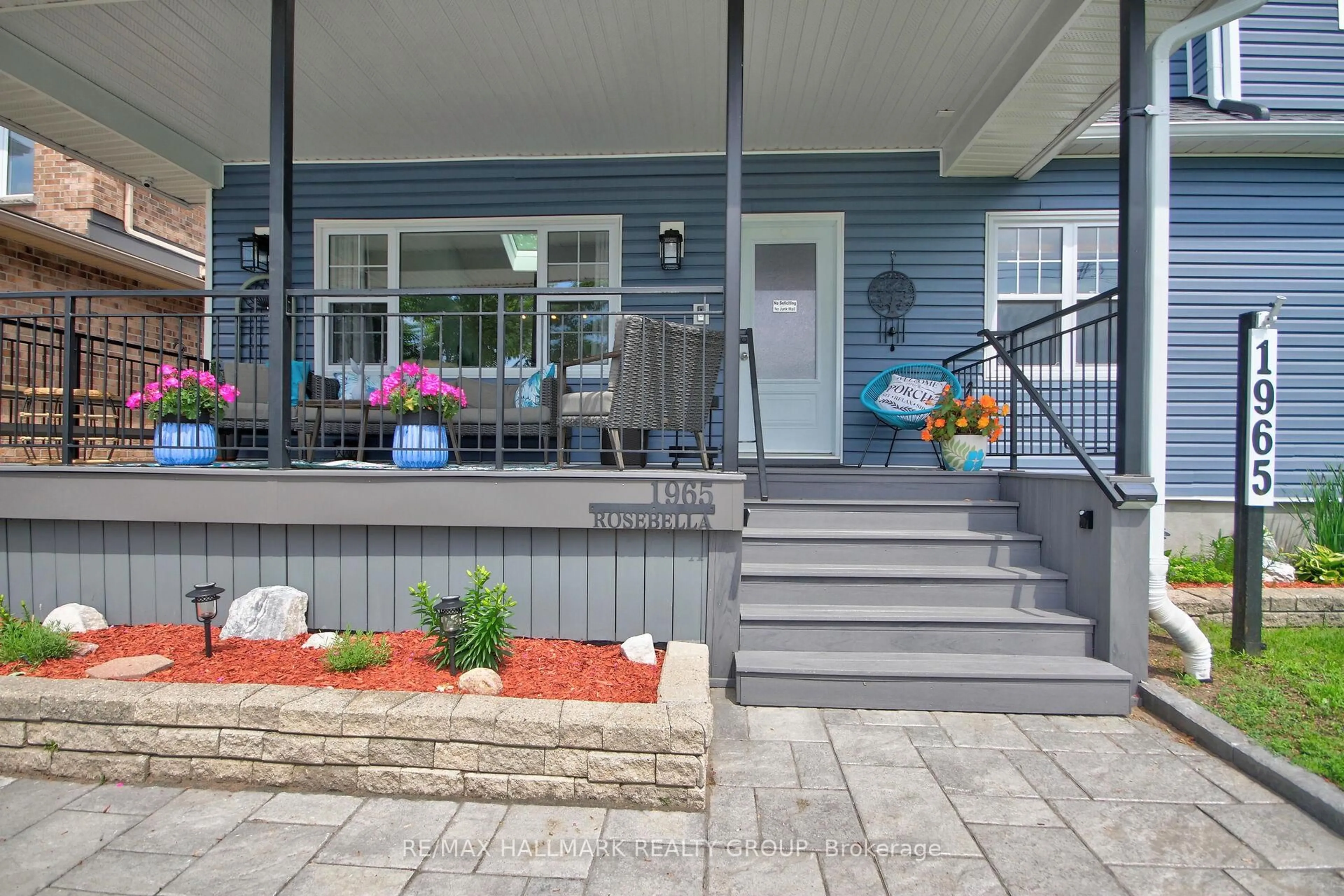 Patio, street for 1965 Rosebella Ave, Ottawa Ontario K1T 1G6