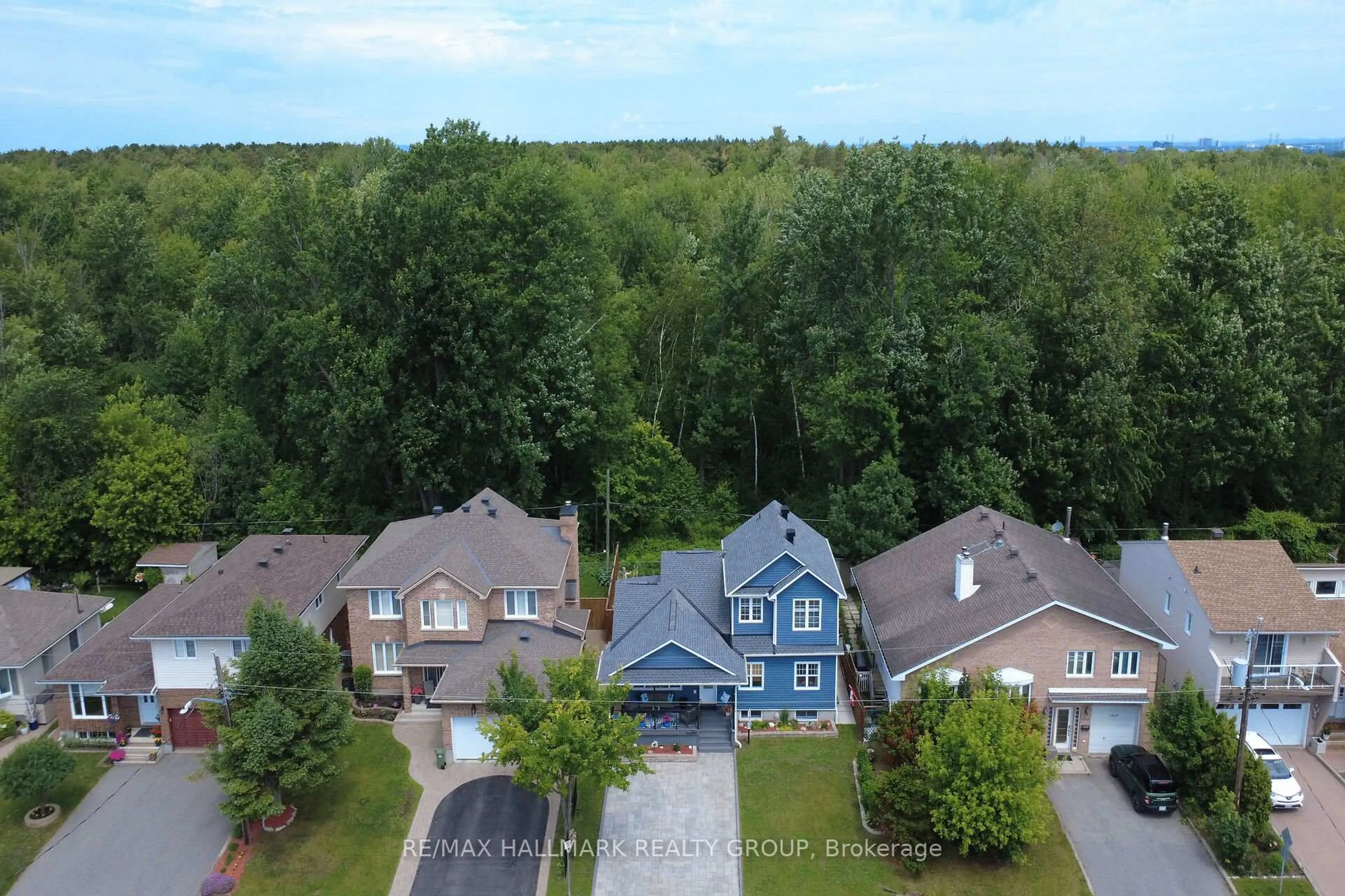A pic from outside/outdoor area/front of a property/back of a property/a pic from drone, unknown for 1965 Rosebella Ave, Ottawa Ontario K1T 1G6