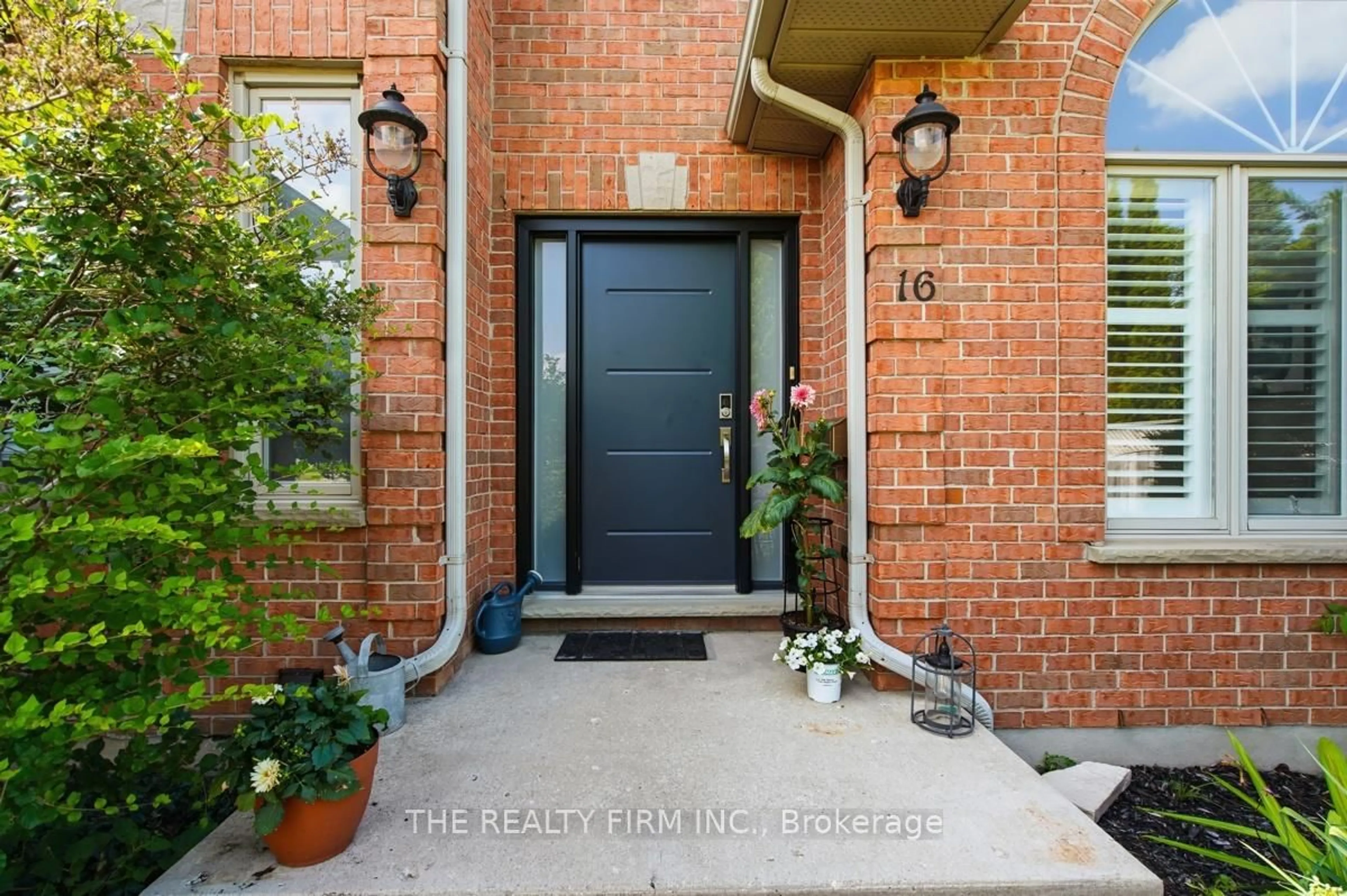 Indoor entryway for 16 Fitzwilliam Blvd, London North Ontario N6H 5H9