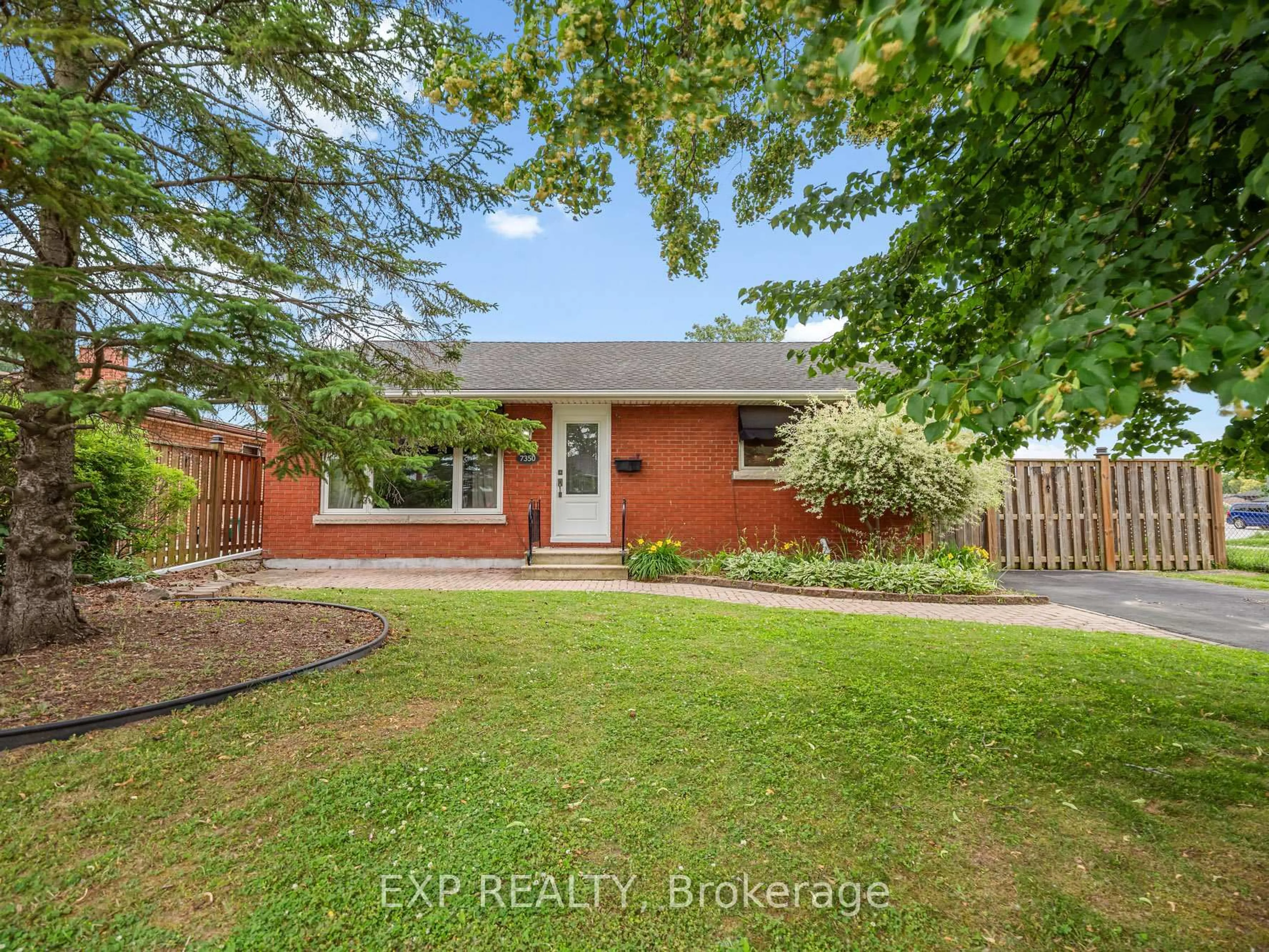 A pic from outside/outdoor area/front of a property/back of a property/a pic from drone, street for 7350 Wilson Crt, Niagara Falls Ontario L2G 4S1