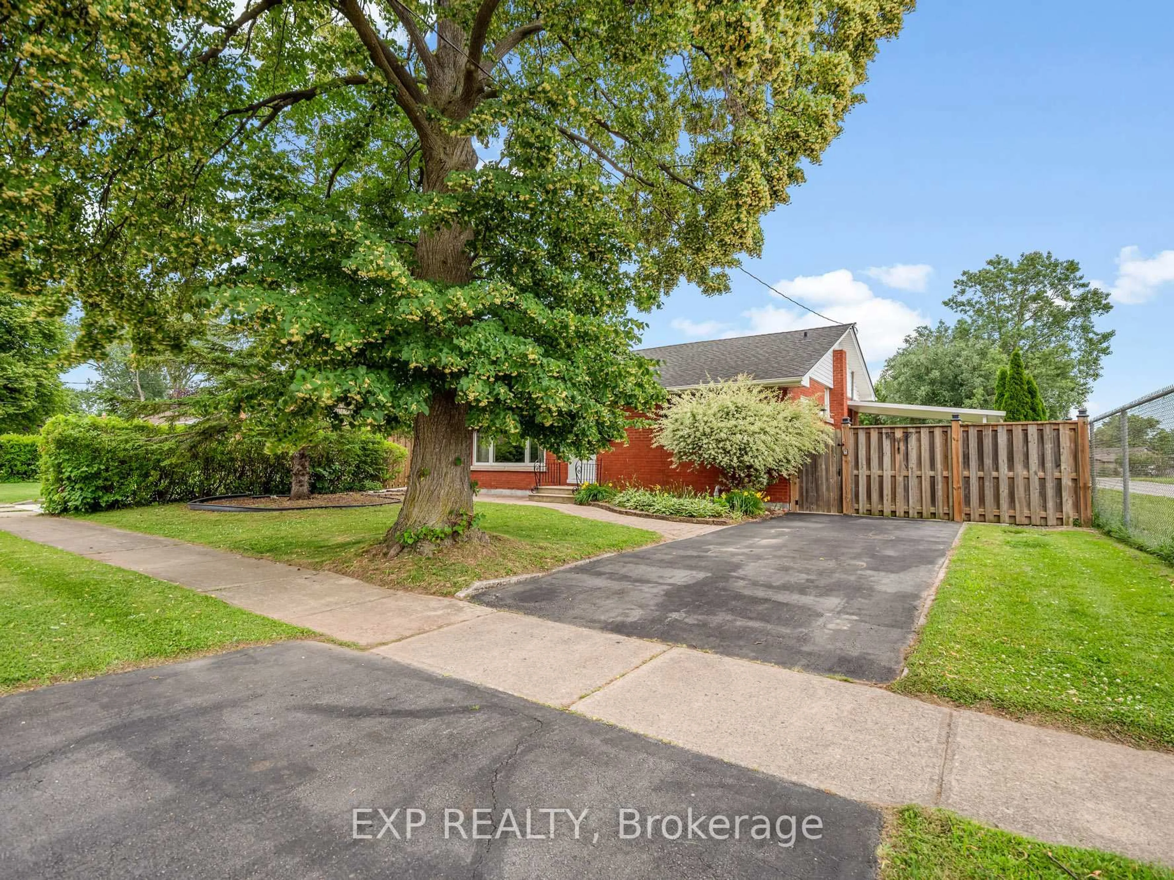 A pic from outside/outdoor area/front of a property/back of a property/a pic from drone, street for 7350 Wilson Crt, Niagara Falls Ontario L2G 4S1