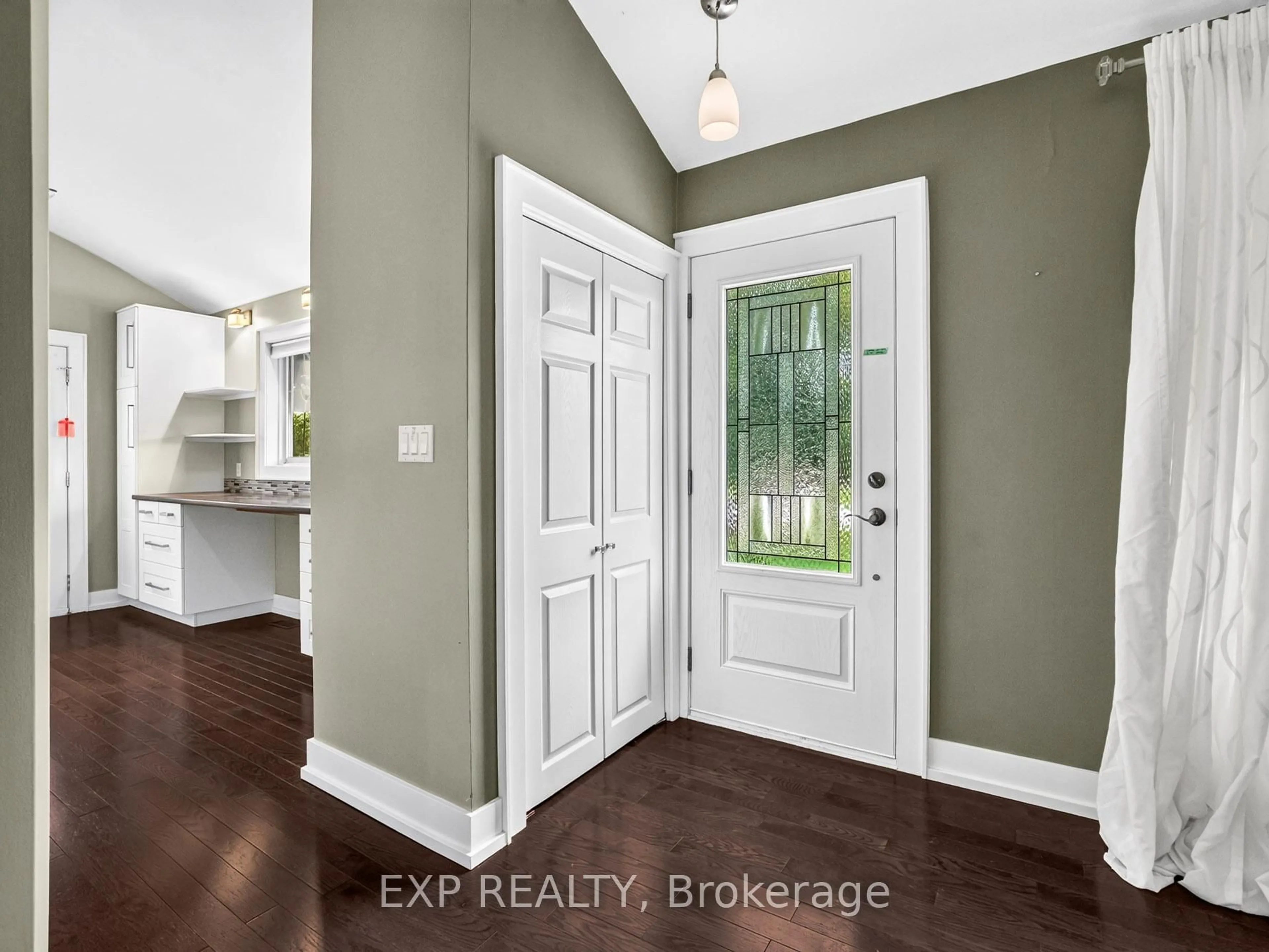 Indoor entryway for 7350 Wilson Crt, Niagara Falls Ontario L2G 4S1