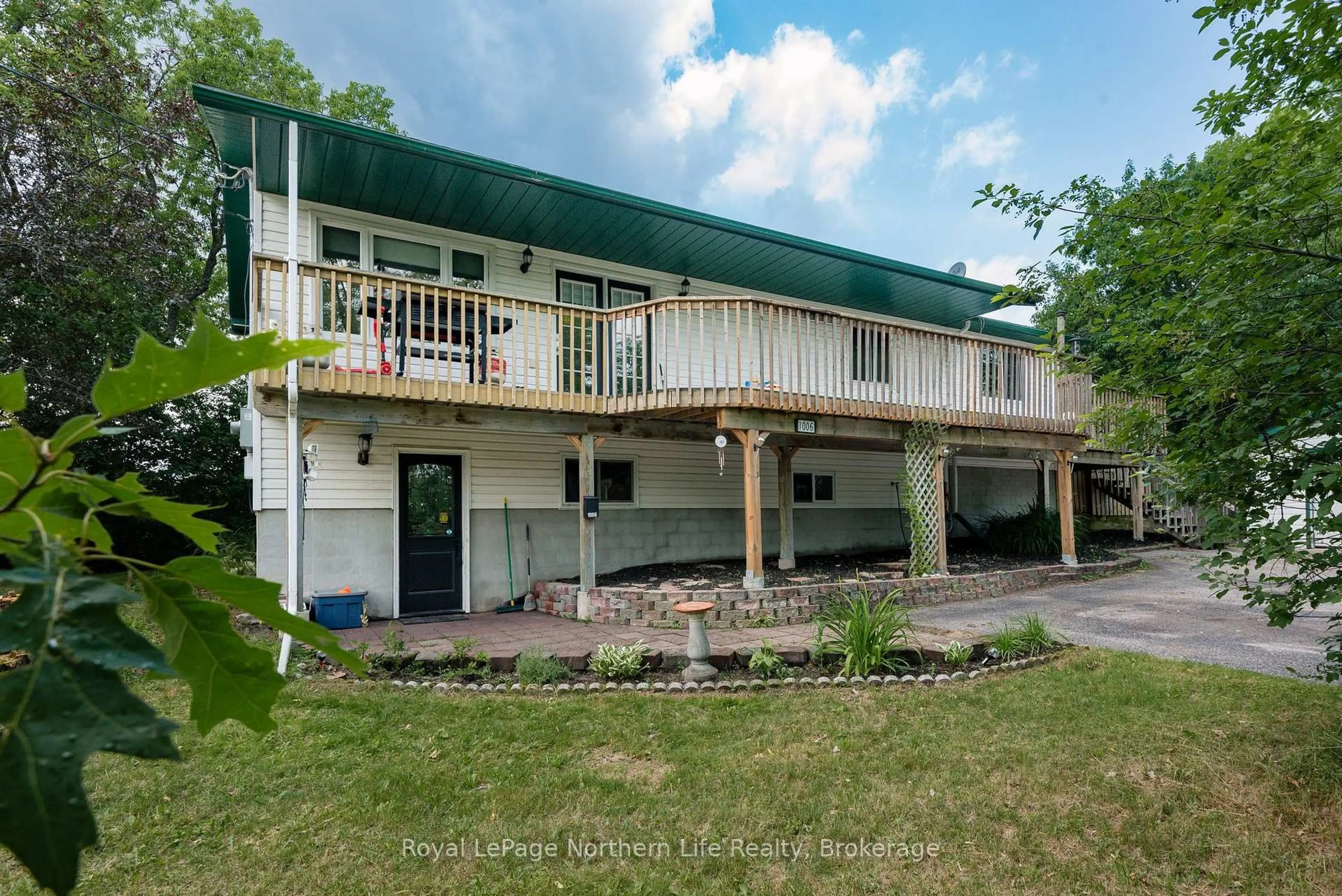 A pic from outside/outdoor area/front of a property/back of a property/a pic from drone, building for 1006 Lakeshore Dr, North Bay Ontario P1A 2H3