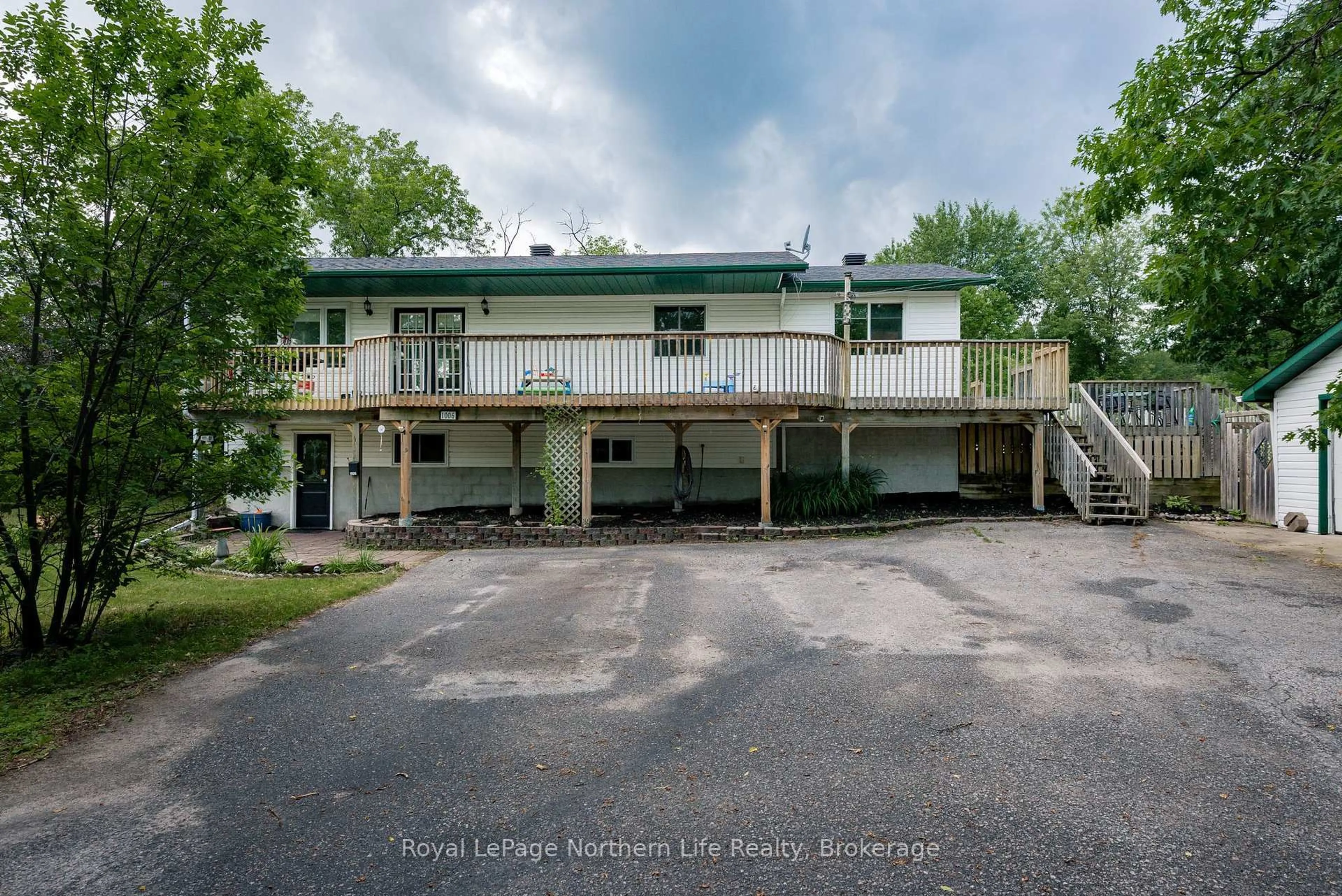 A pic from outside/outdoor area/front of a property/back of a property/a pic from drone, building for 1006 Lakeshore Dr, North Bay Ontario P1A 2H3