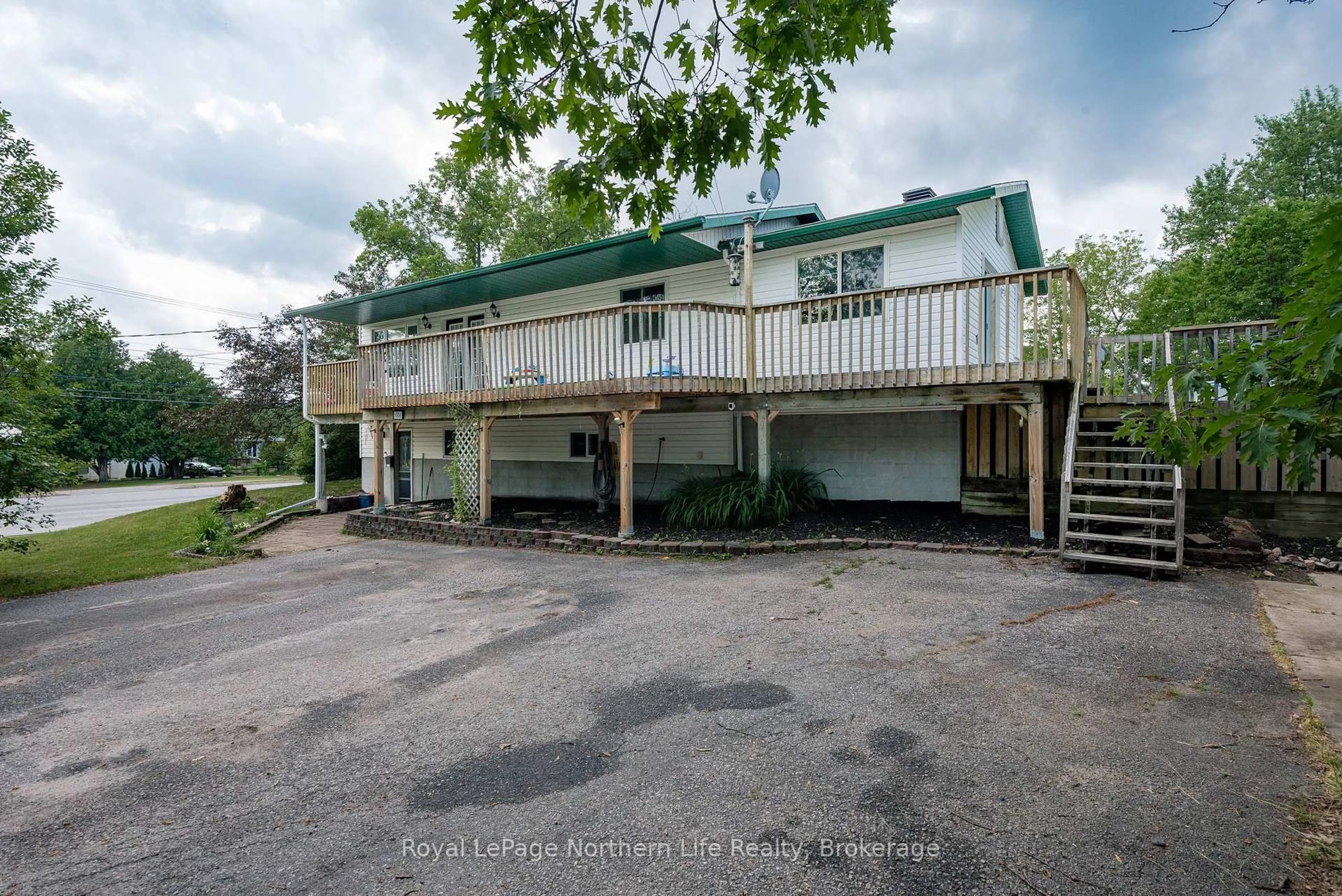 A pic from outside/outdoor area/front of a property/back of a property/a pic from drone, unknown for 1006 Lakeshore Dr, North Bay Ontario P1A 2H3